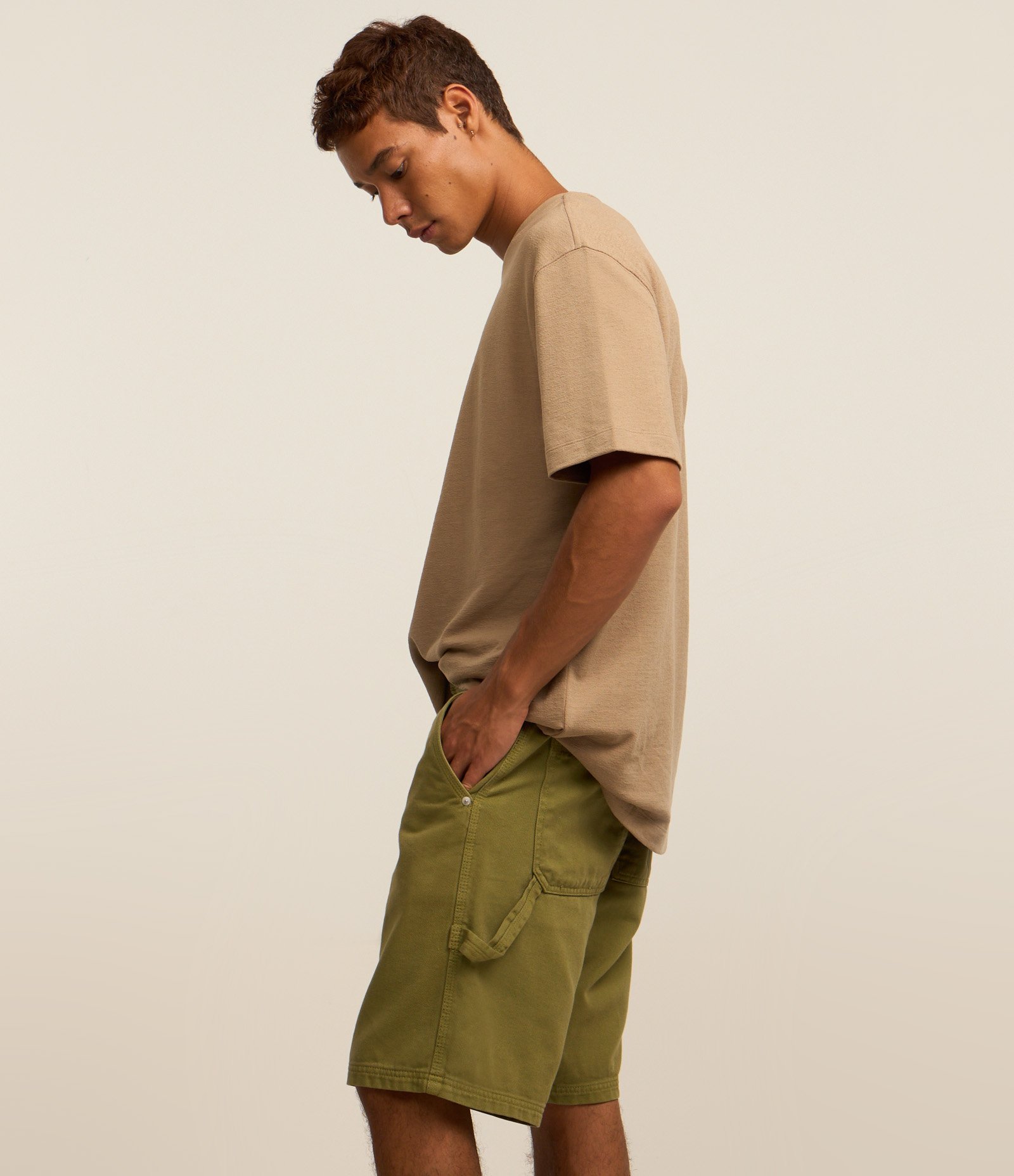 Bermuda Reta Loose em Sarja com Alça Carpenter Lateral Verde 2