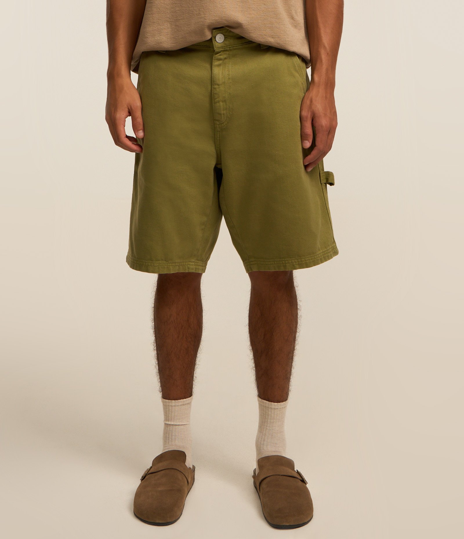 Bermuda Reta Loose em Sarja com Alça Carpenter Lateral Verde 3