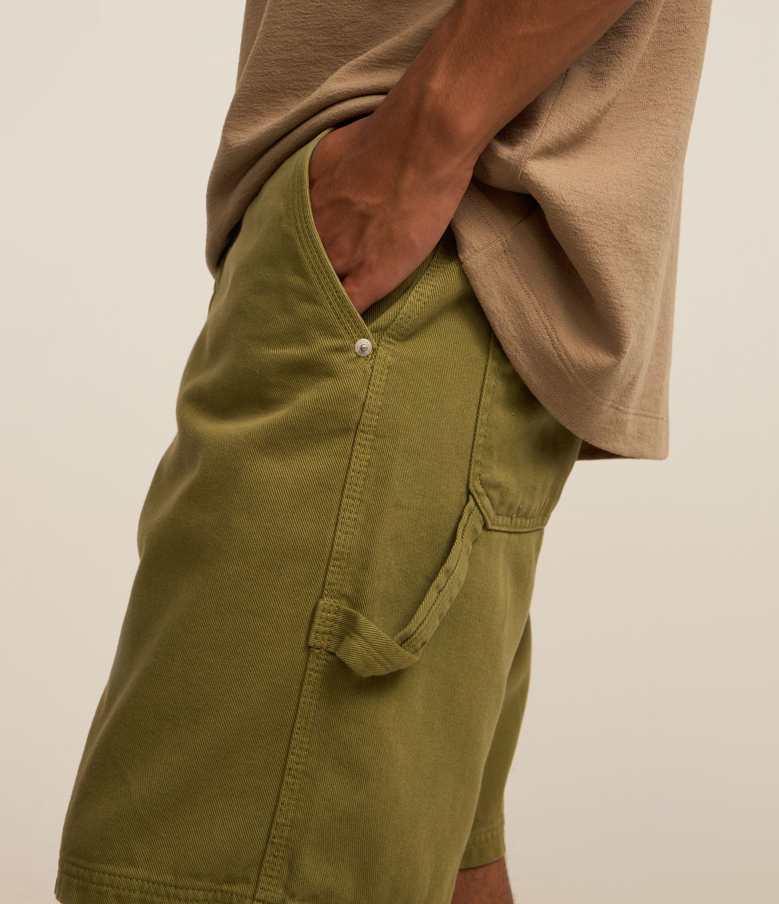 Bermuda Reta Loose em Sarja com Alça Carpenter Lateral Verde 4