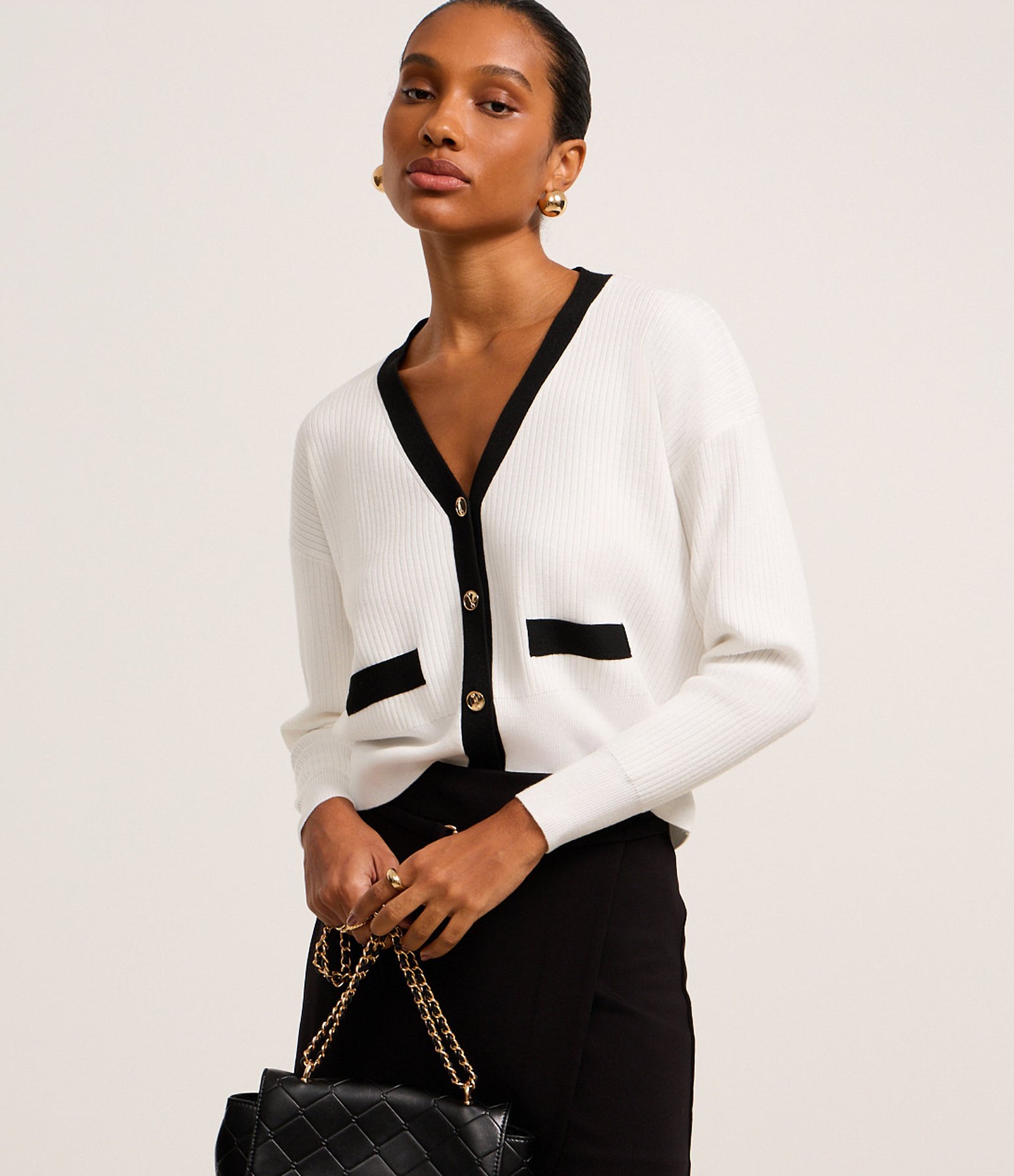 Caridgan em Tricô com Botões de Metal e Bolso Fake Contrastantes Branco 1