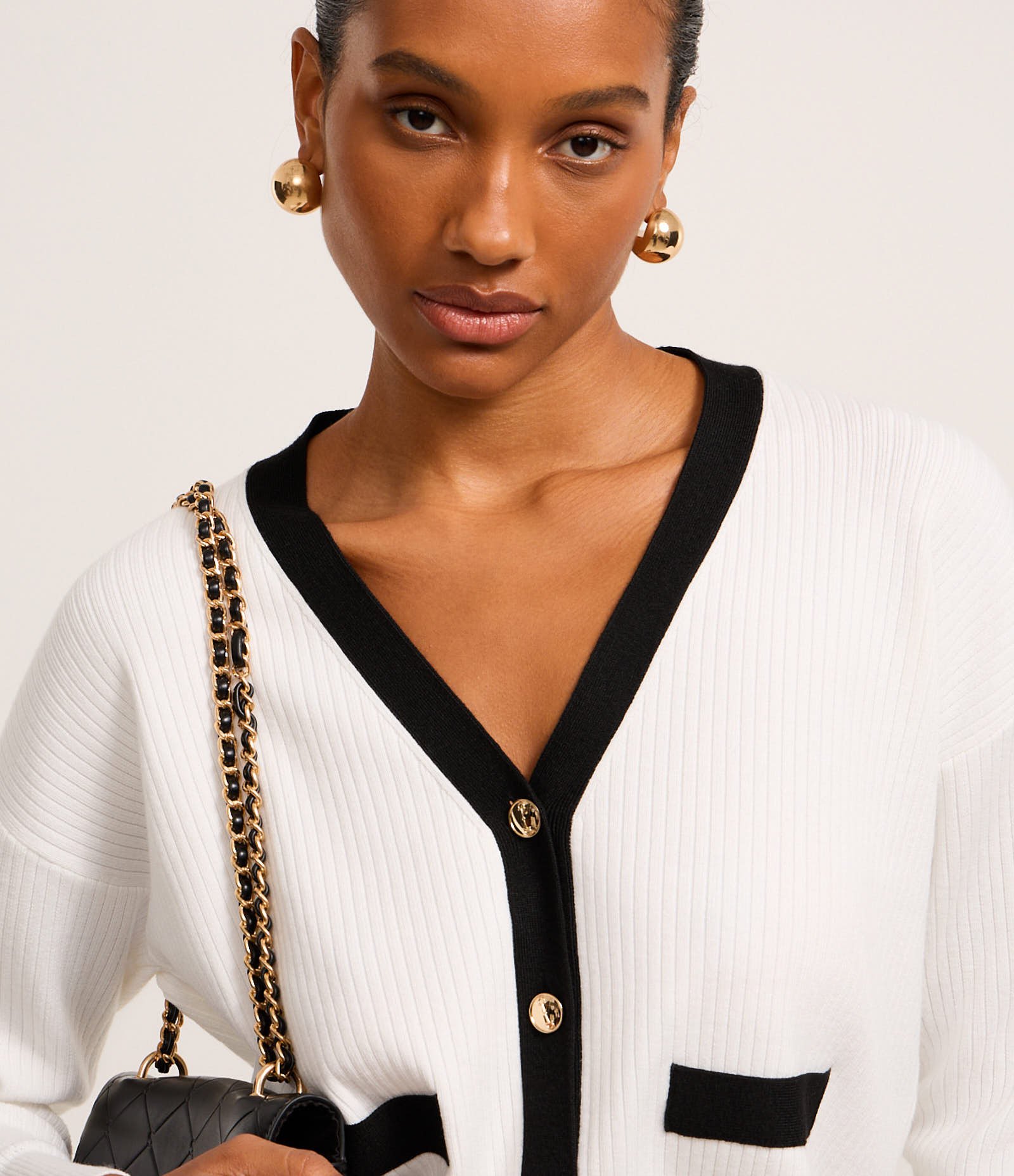 Caridgan em Tricô com Botões de Metal e Bolso Fake Contrastantes Branco 3