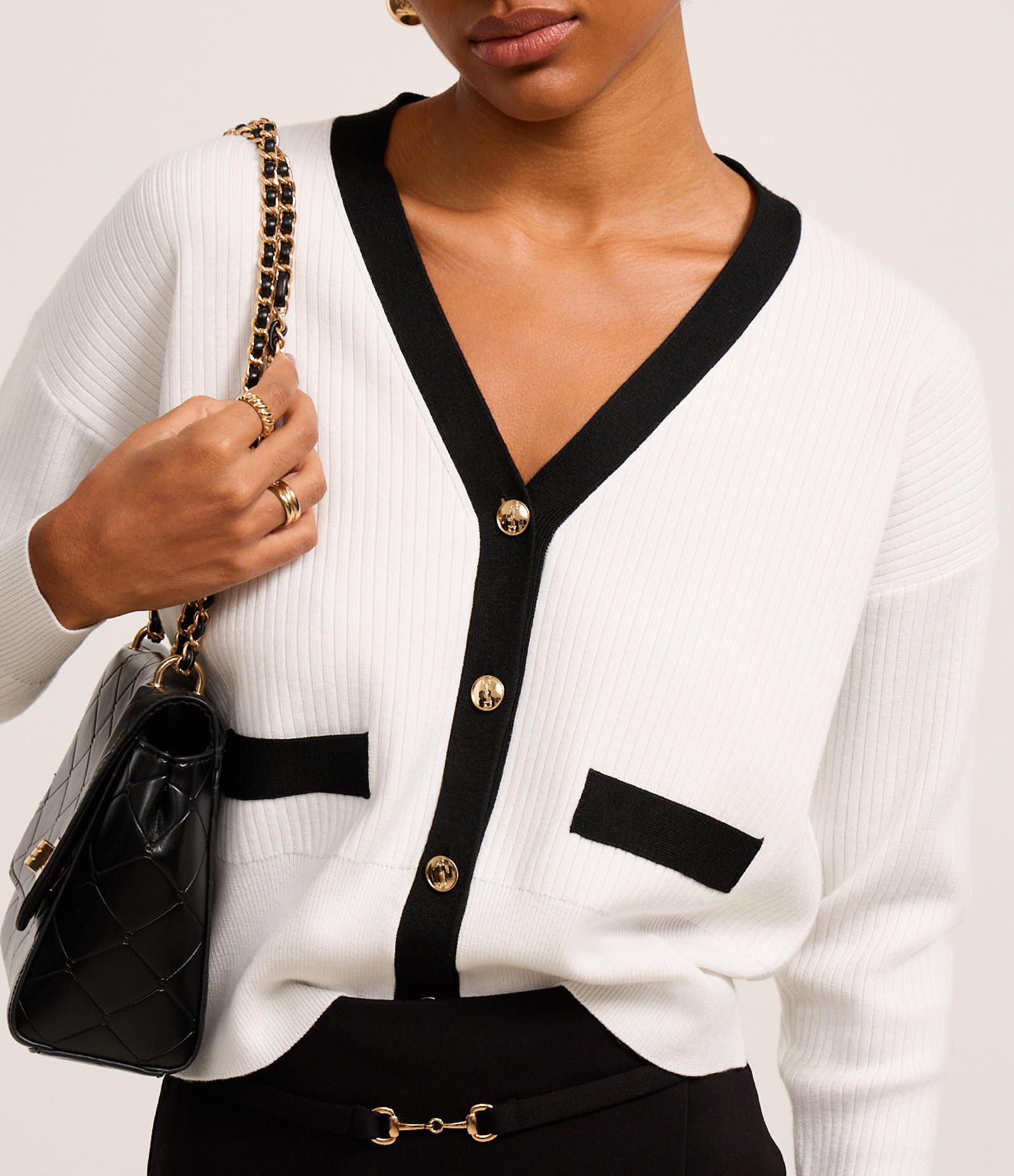 Caridgan em Tricô com Botões de Metal e Bolso Fake Contrastantes Branco 4