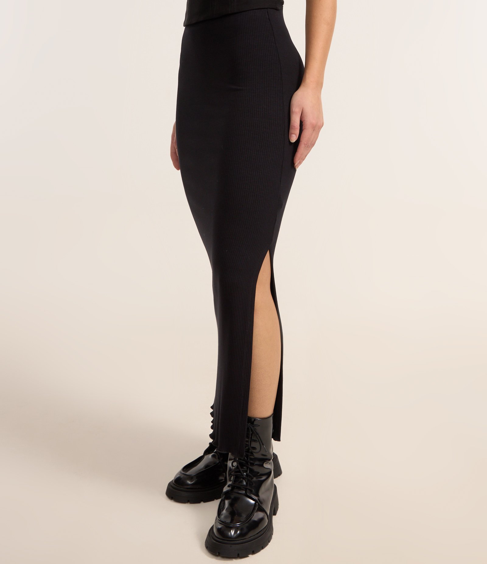 Saia Midi em Ribana com Fenda e Barra Picot 3