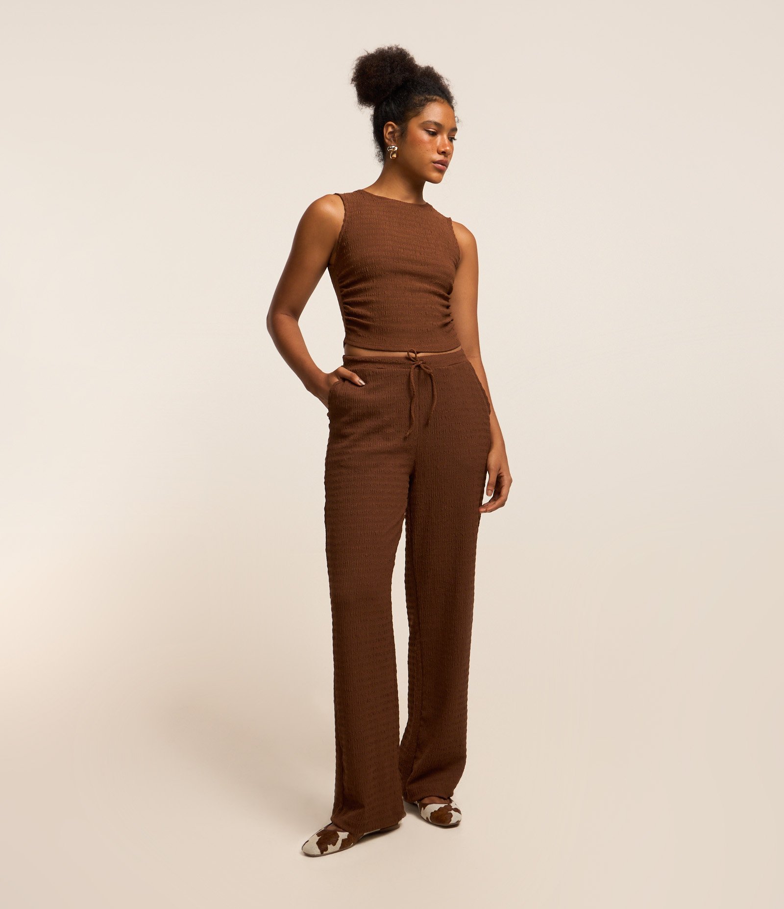 Calça Reta com Textura e Cós Elástico Marrom 1