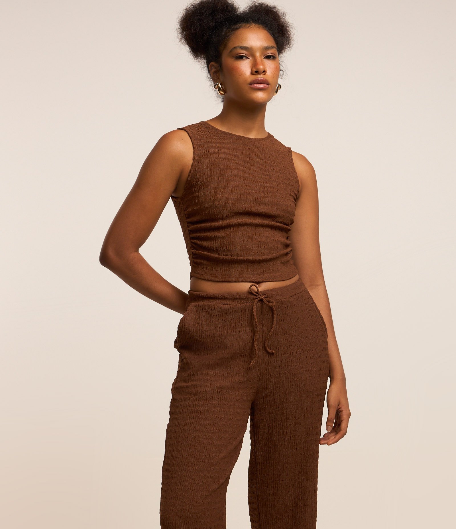 Calça Reta com Textura e Cós Elástico Marrom 2