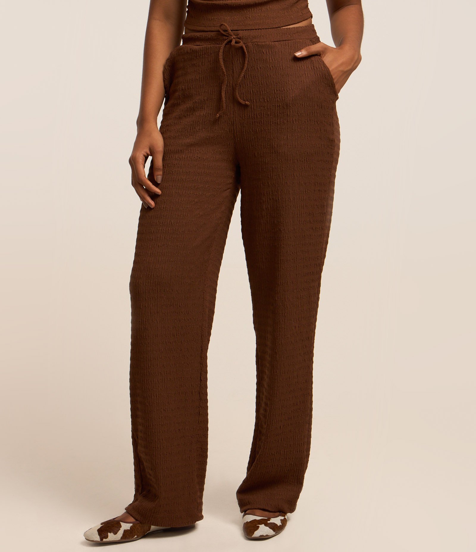 Calça Reta com Textura e Cós Elástico Marrom 3