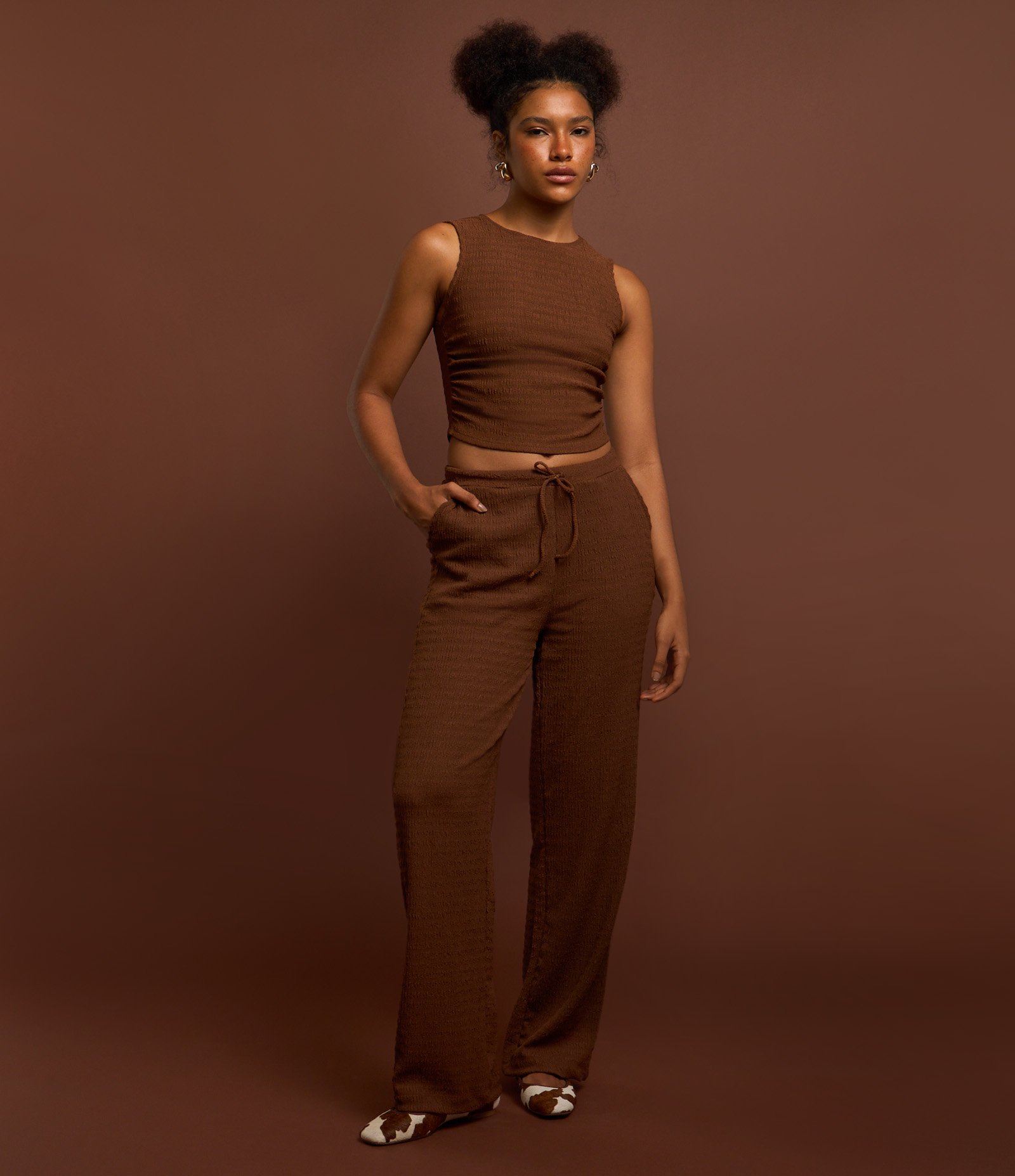 Calça Reta com Textura e Cós Elástico Marrom 5