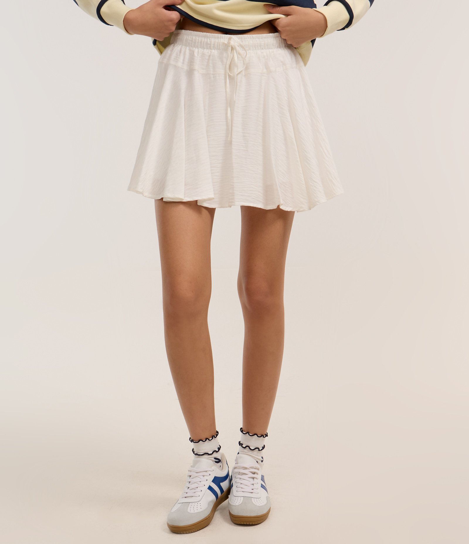 Short Saia Maquinetado em Viscose com Amarração Branco 3