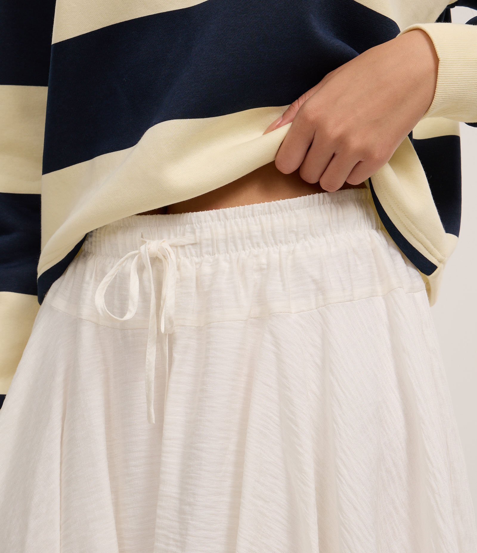 Short Saia Maquinetado em Viscose com Amarração Branco 4