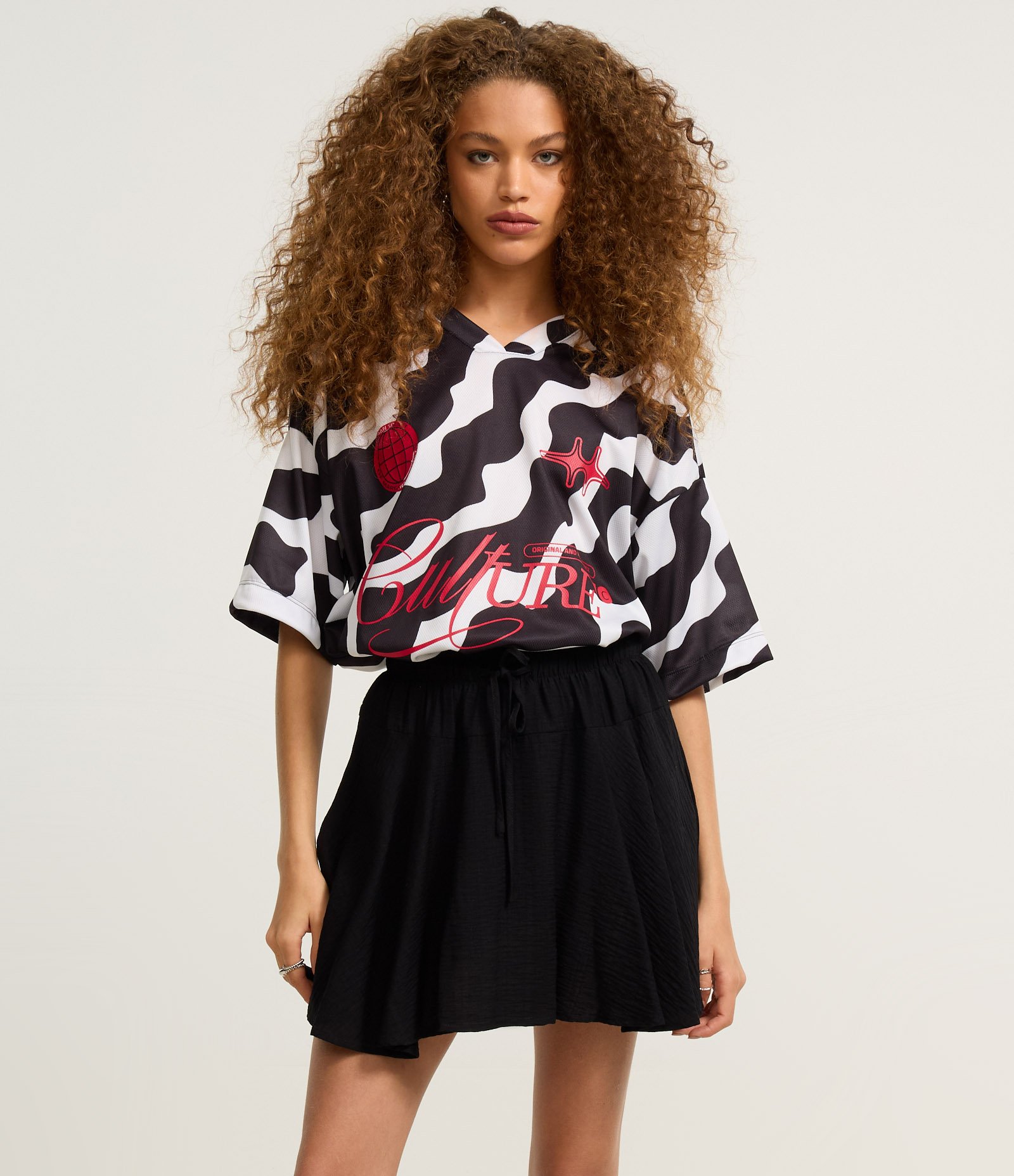 Short Saia Maquinetado em Viscose com Amarração Preto 2