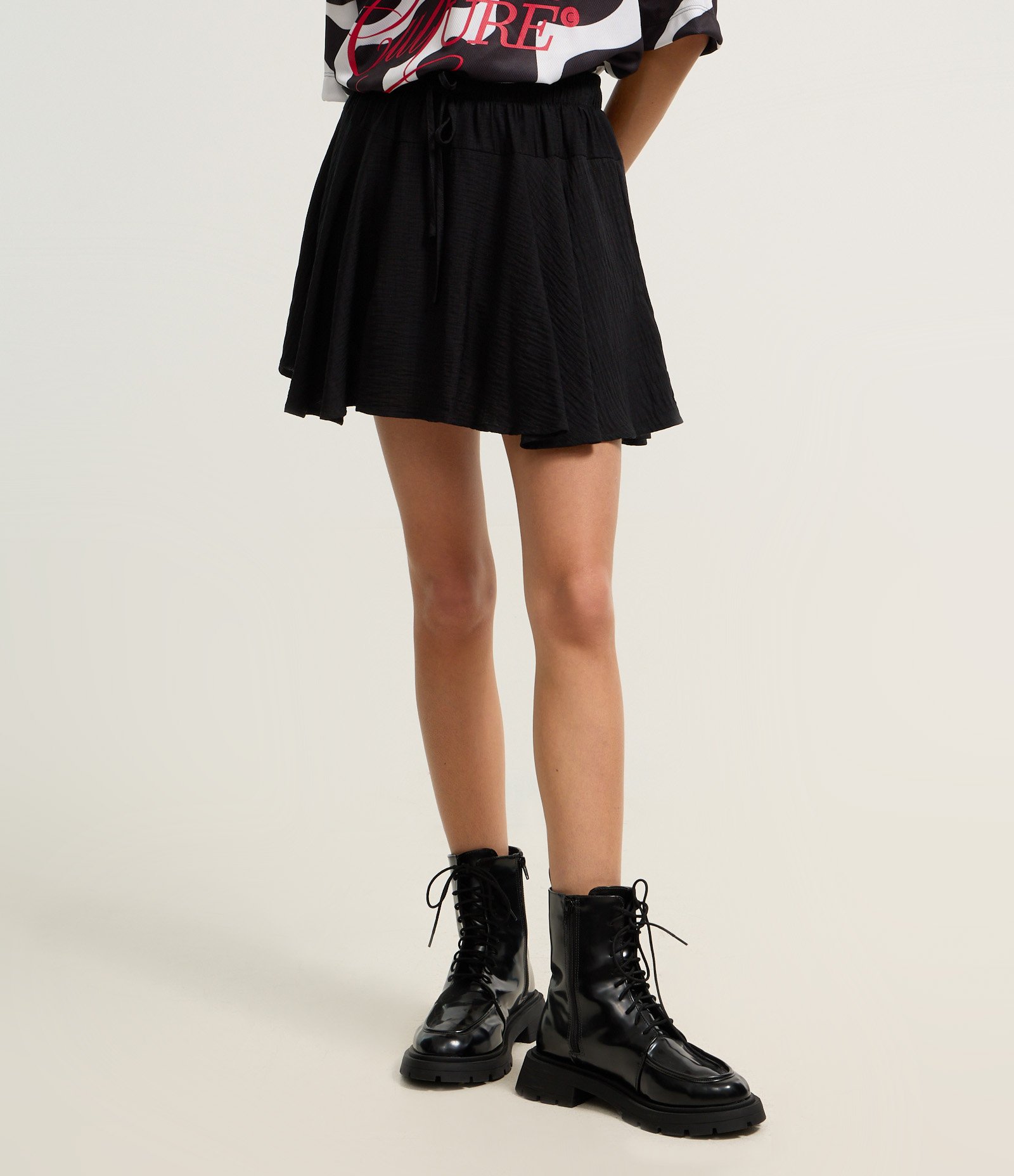 Short Saia Maquinetado em Viscose com Amarração Preto 3