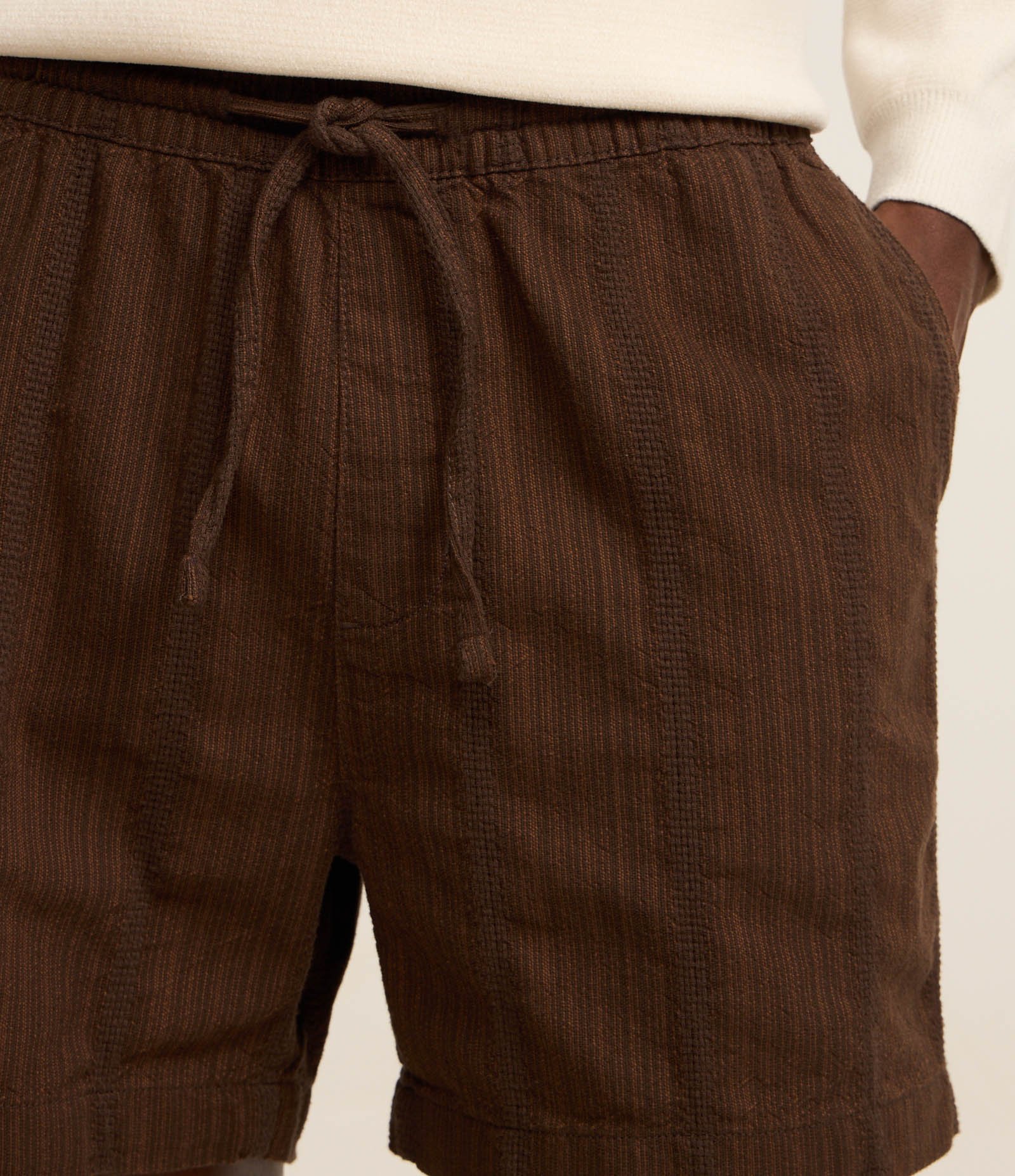 Bermuda em Algodão com Textura de Listras Marrom 4