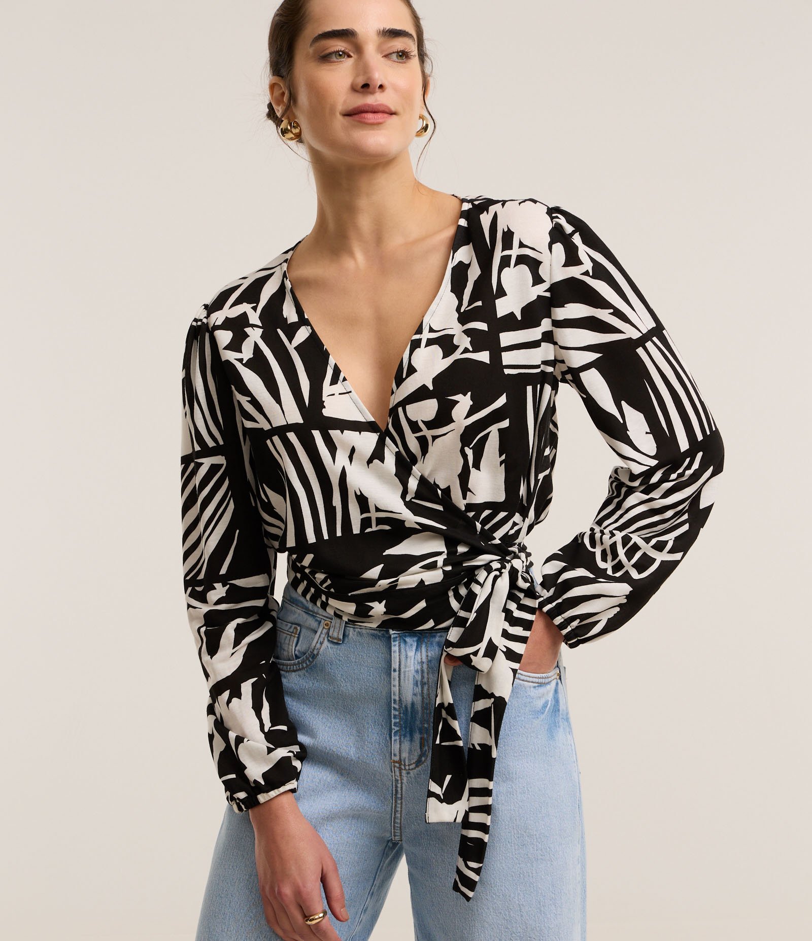 Blusa em Piquet com Decote Transpassado e Estampa Folhagem Preto 1