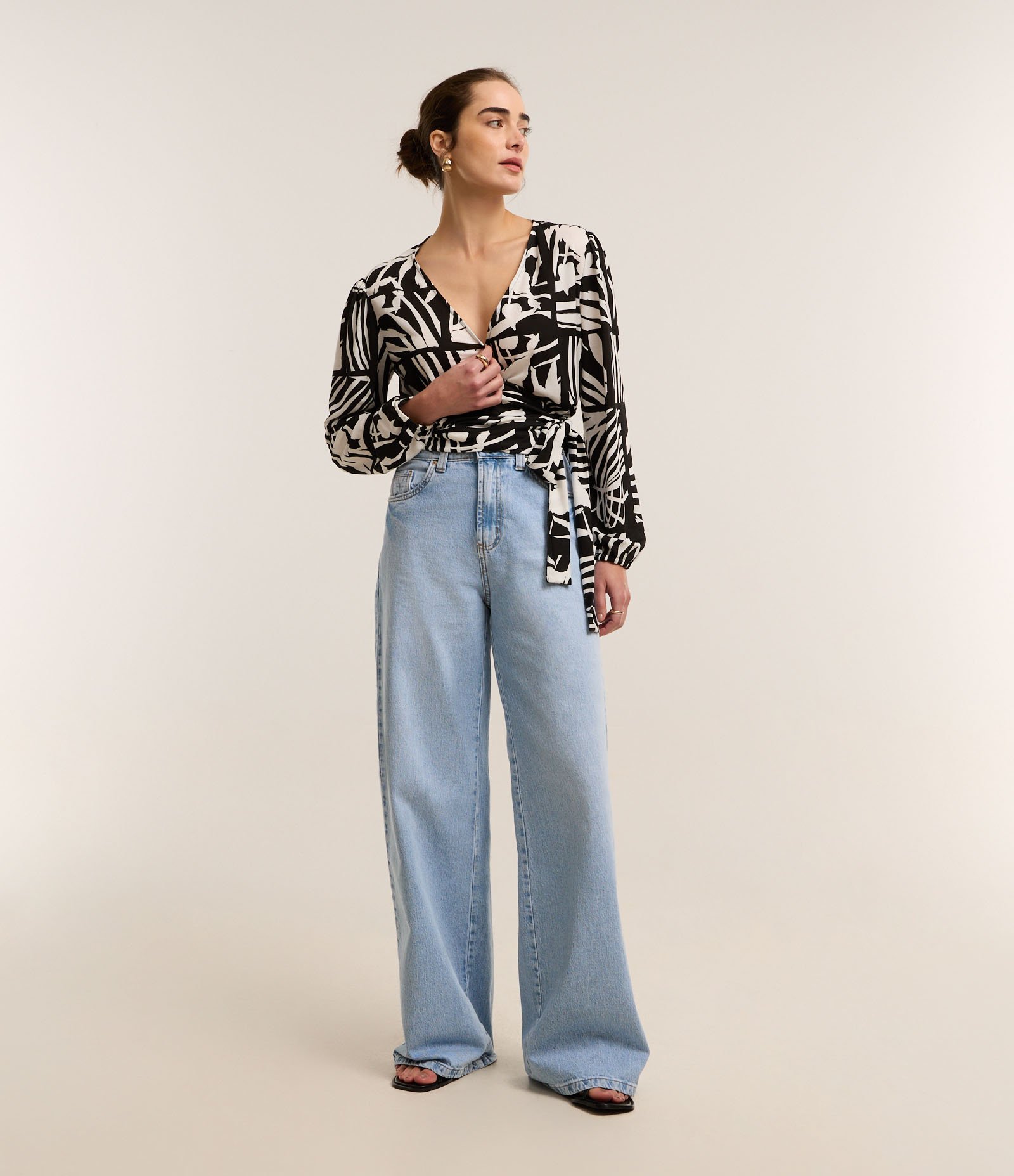 Blusa em Piquet com Decote Transpassado e Estampa Folhagem Preto 2