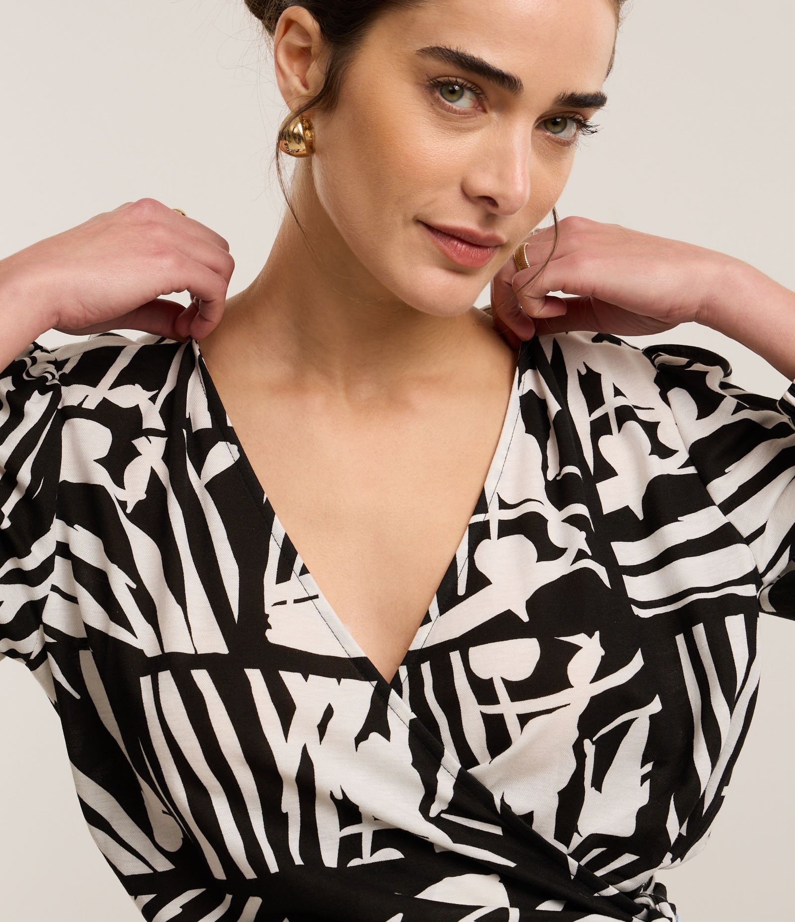 Blusa em Piquet com Decote Transpassado e Estampa Folhagem Preto 3