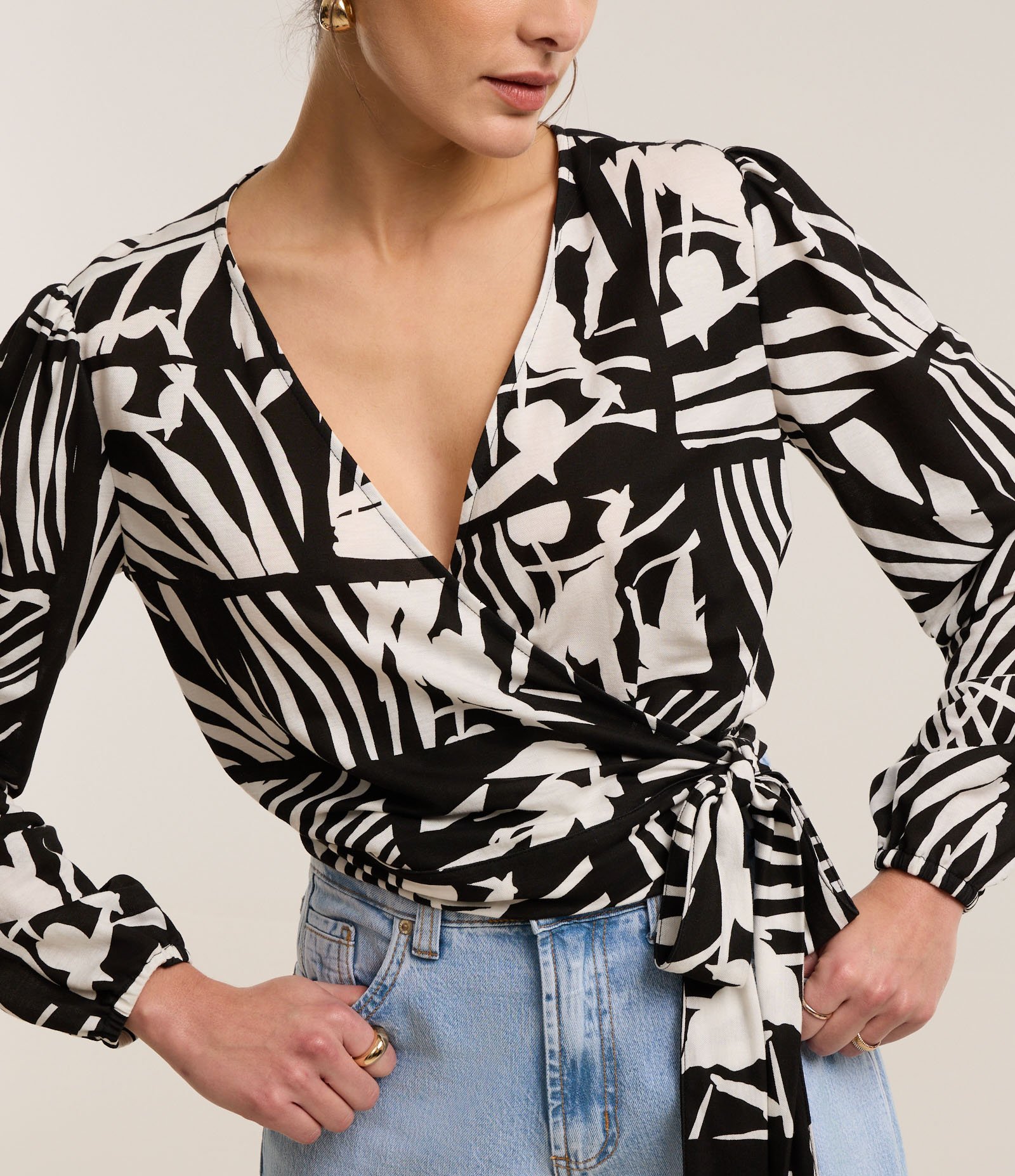 Blusa em Piquet com Decote Transpassado e Estampa Folhagem Preto 4