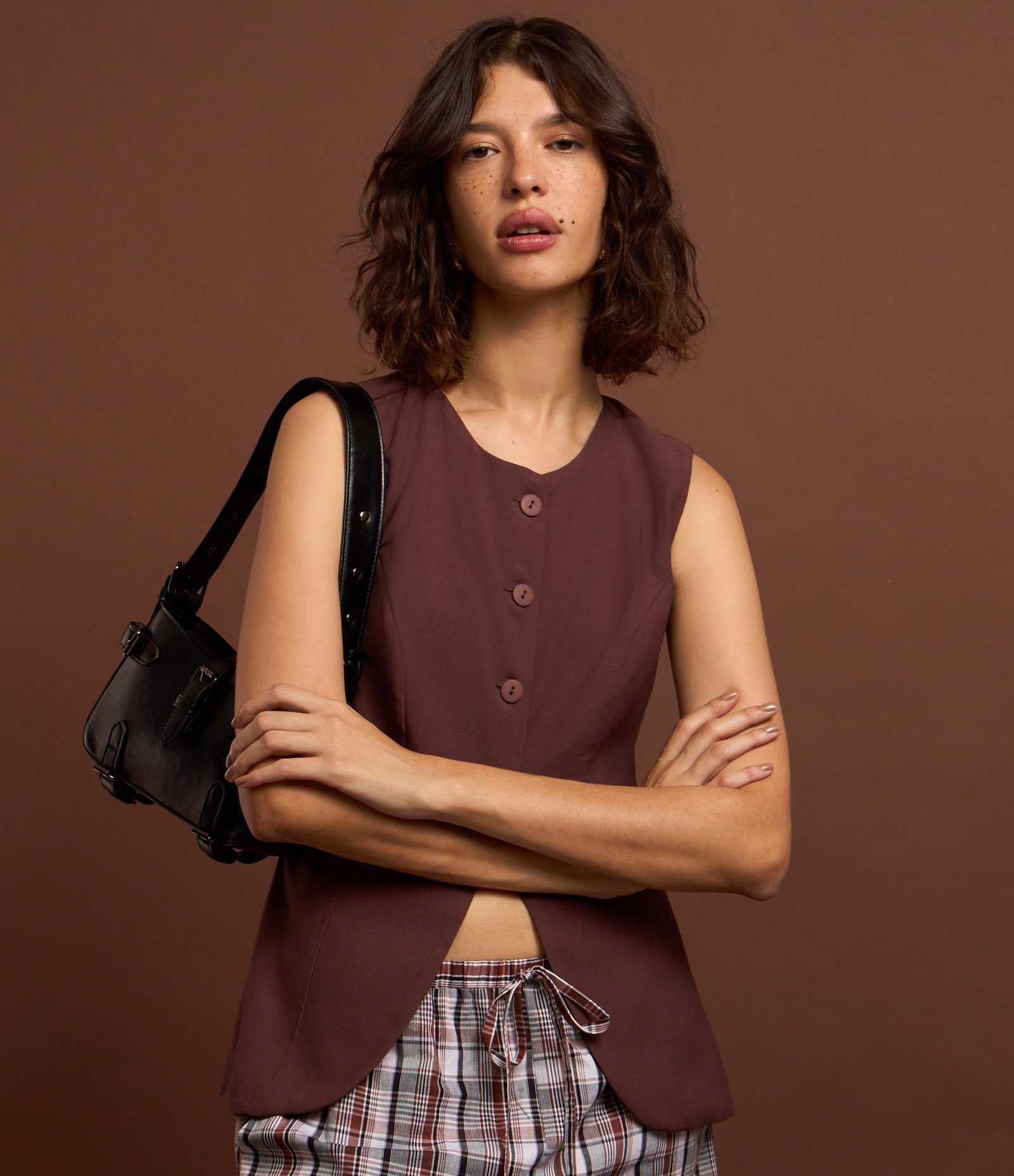 Colete Alongado em Alfaiataria com Botões na Frente Marrom 4