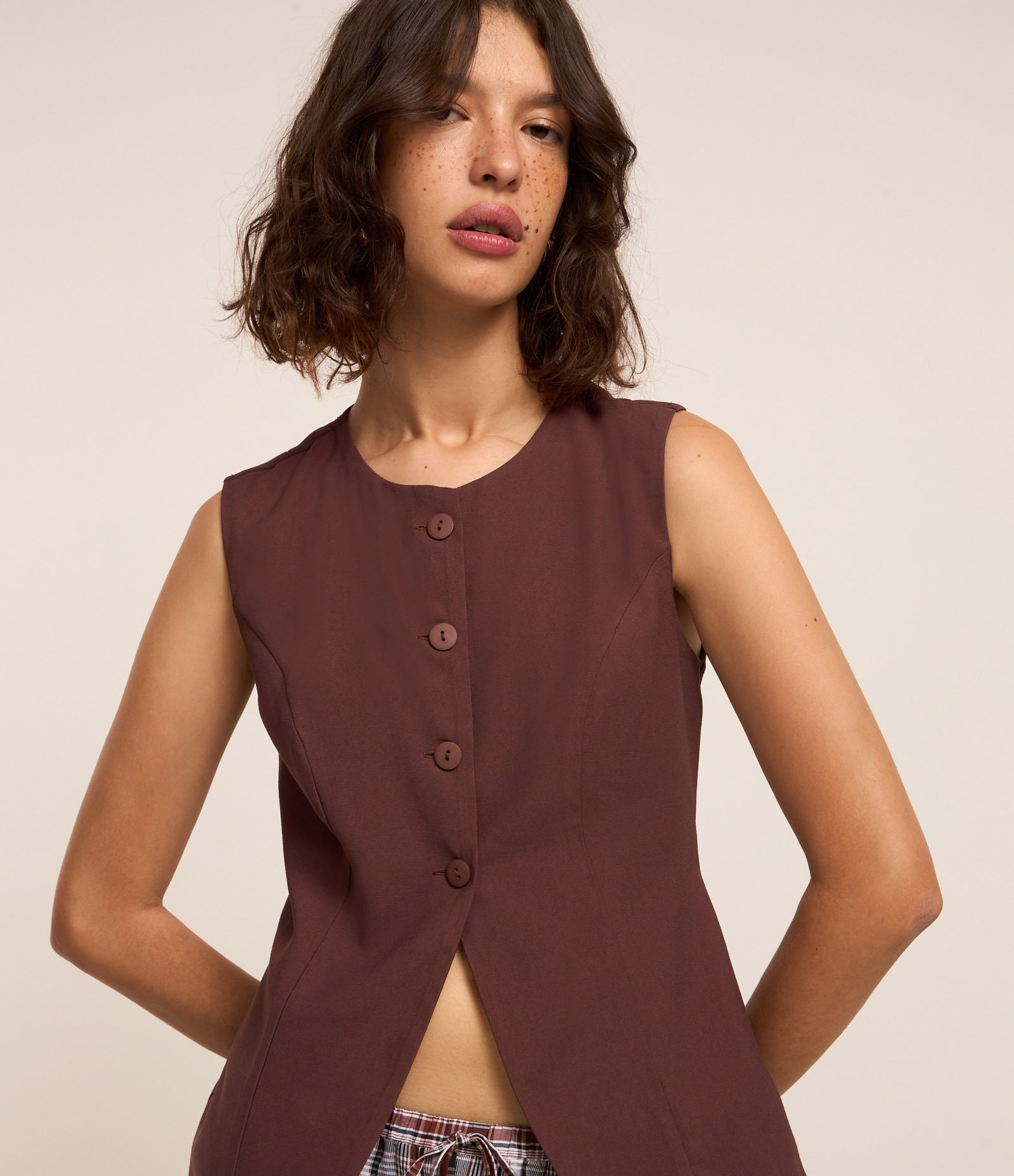 Colete Alongado em Alfaiataria com Botões na Frente Marrom 3