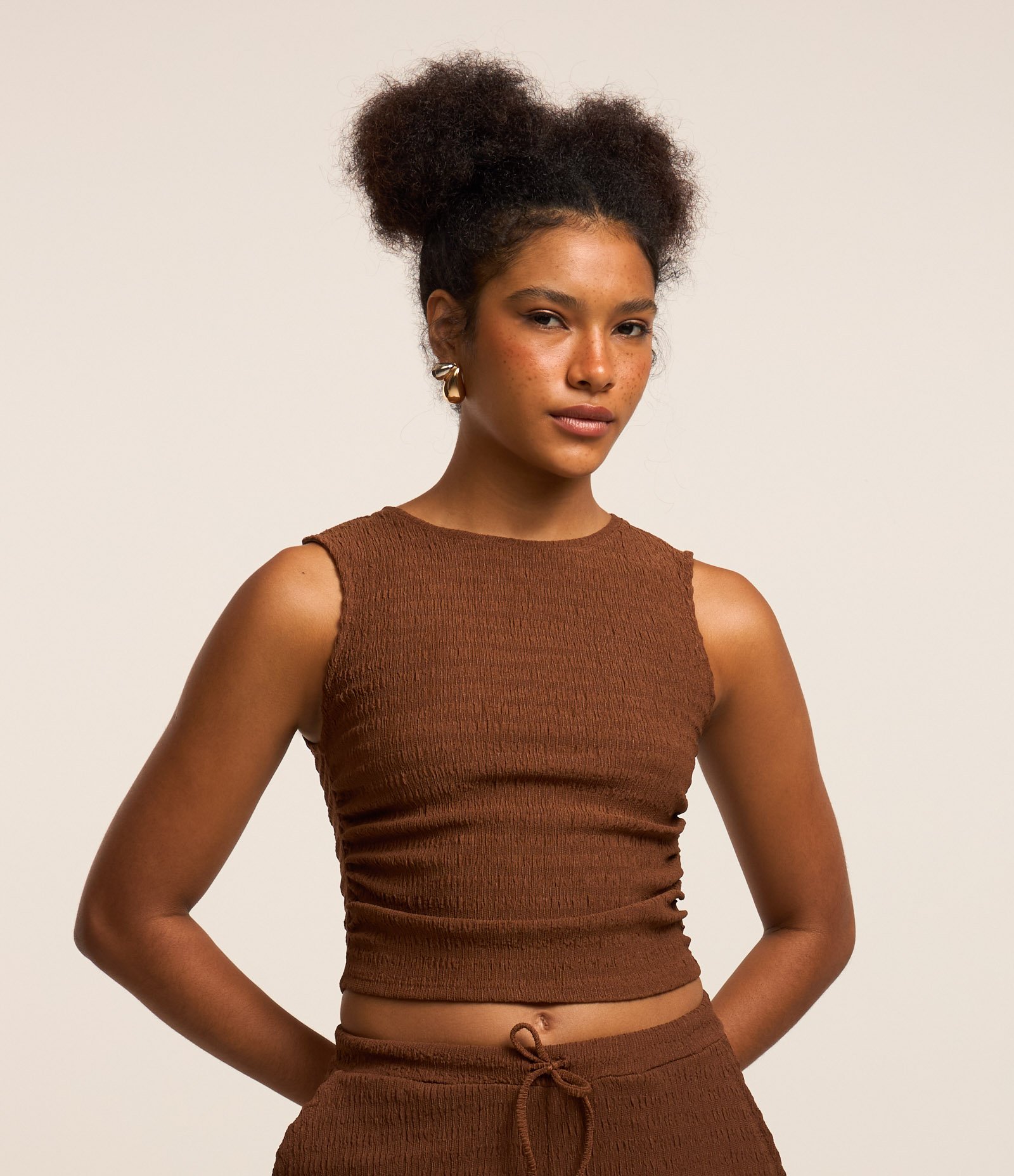 Blusa Texturizada com Franzidos Laterais Marrom 1