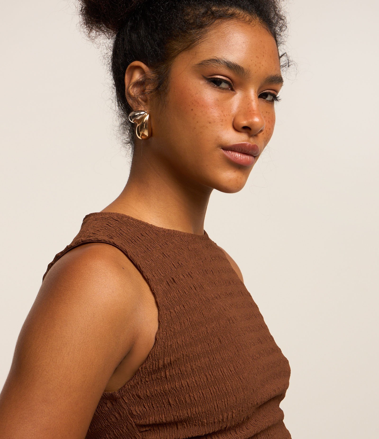 Blusa Texturizada com Franzidos Laterais Marrom 3