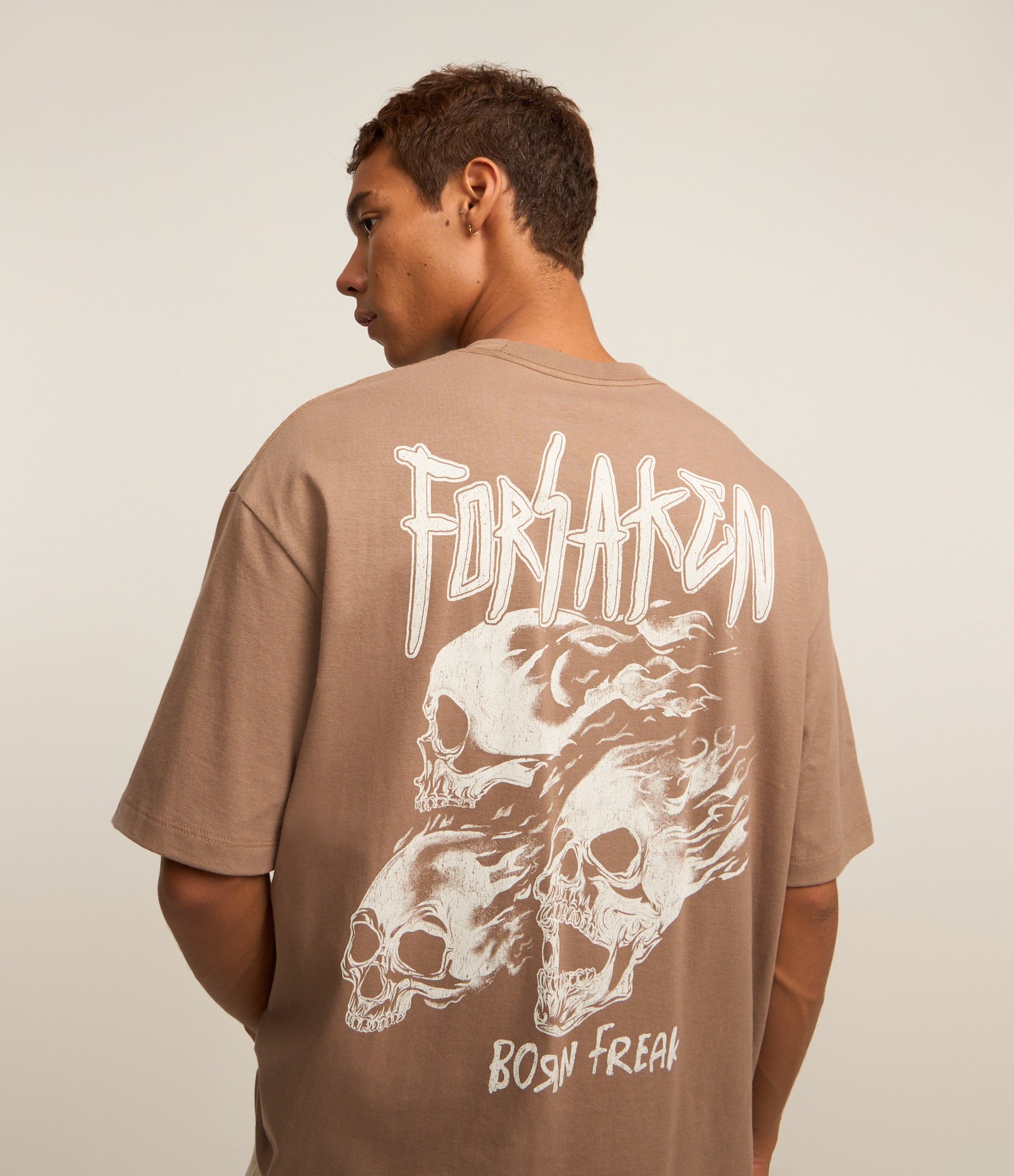 Camiseta Relaxed em Malhão Estonado com Estampa Forsaken Born Freak Marrom 1