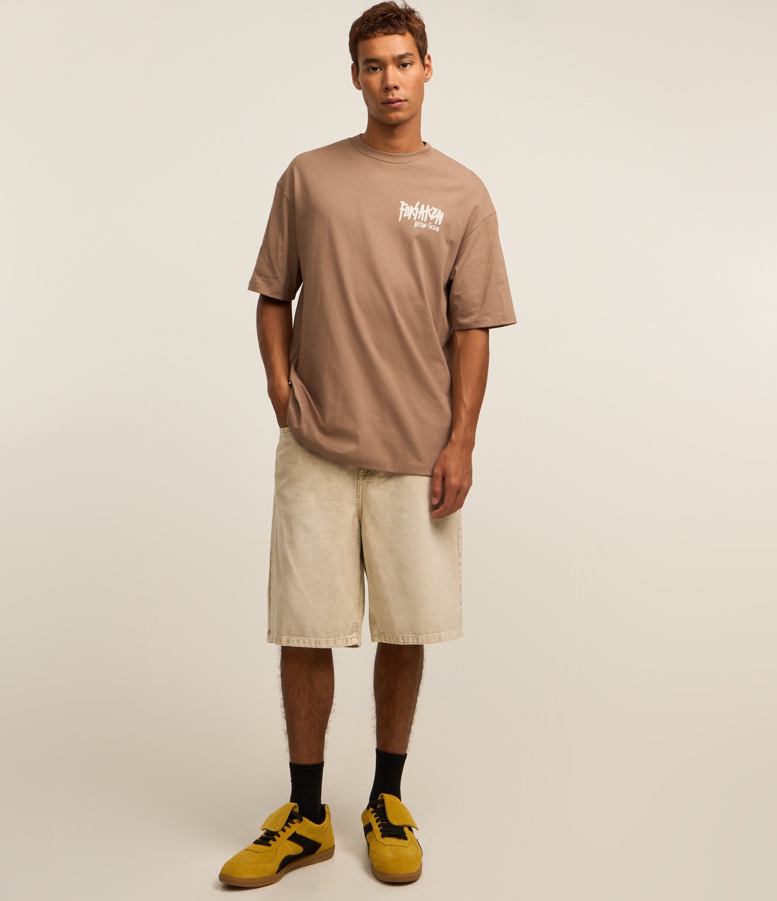 Camiseta Relaxed em Malhão Estonado com Estampa Forsaken Born Freak Marrom 2