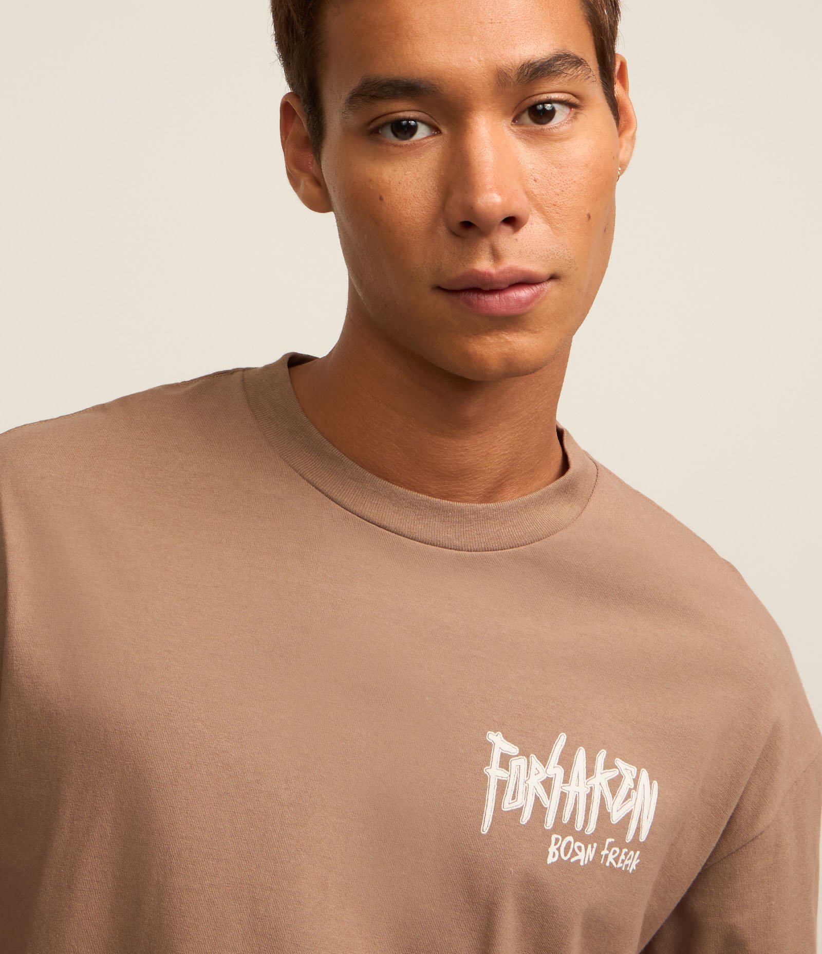 Camiseta Relaxed em Malhão Estonado com Estampa Forsaken Born Freak Marrom 4