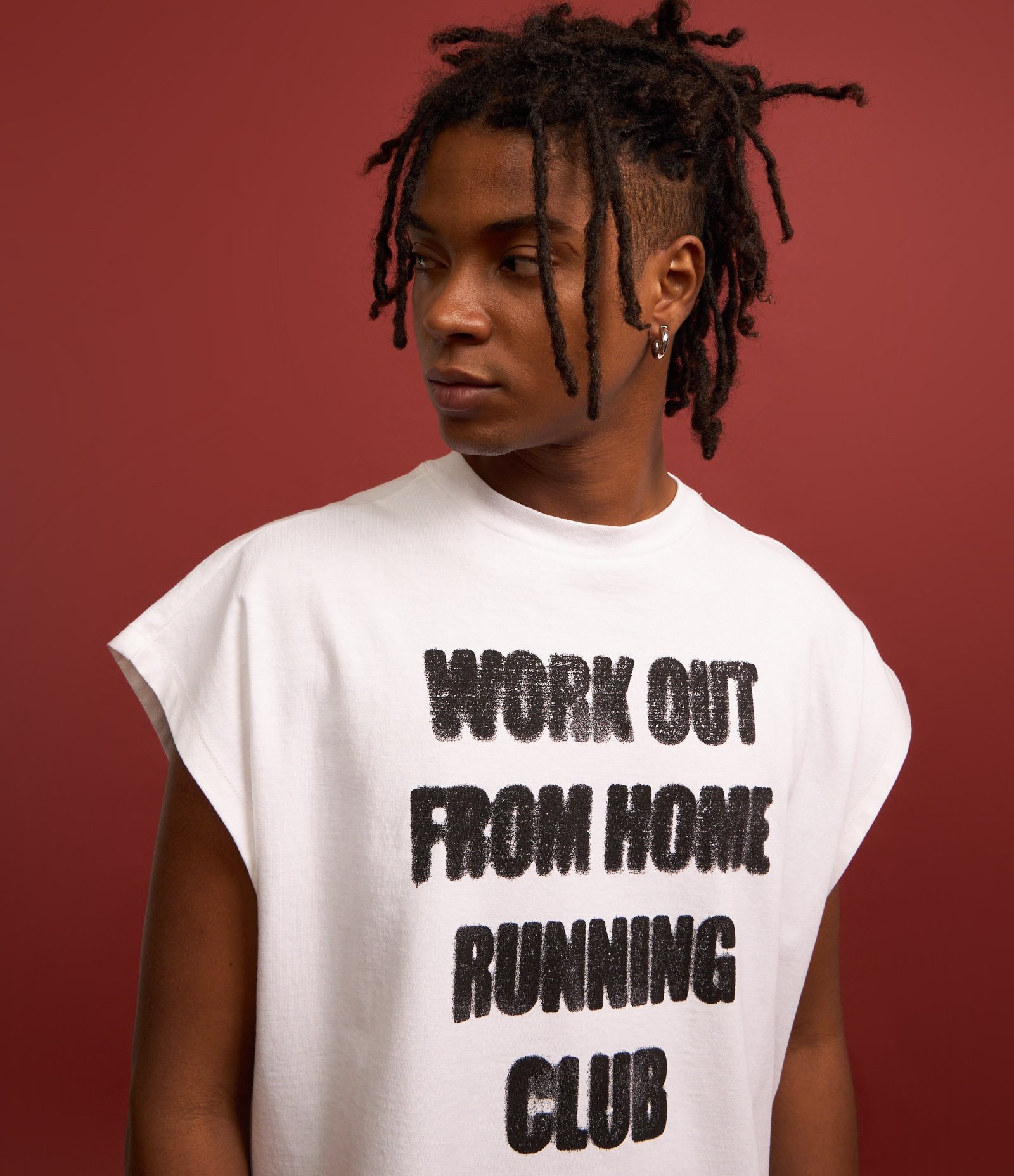 Regata Boxy Cropped em Malhão com Estampa Lettering Branco 4