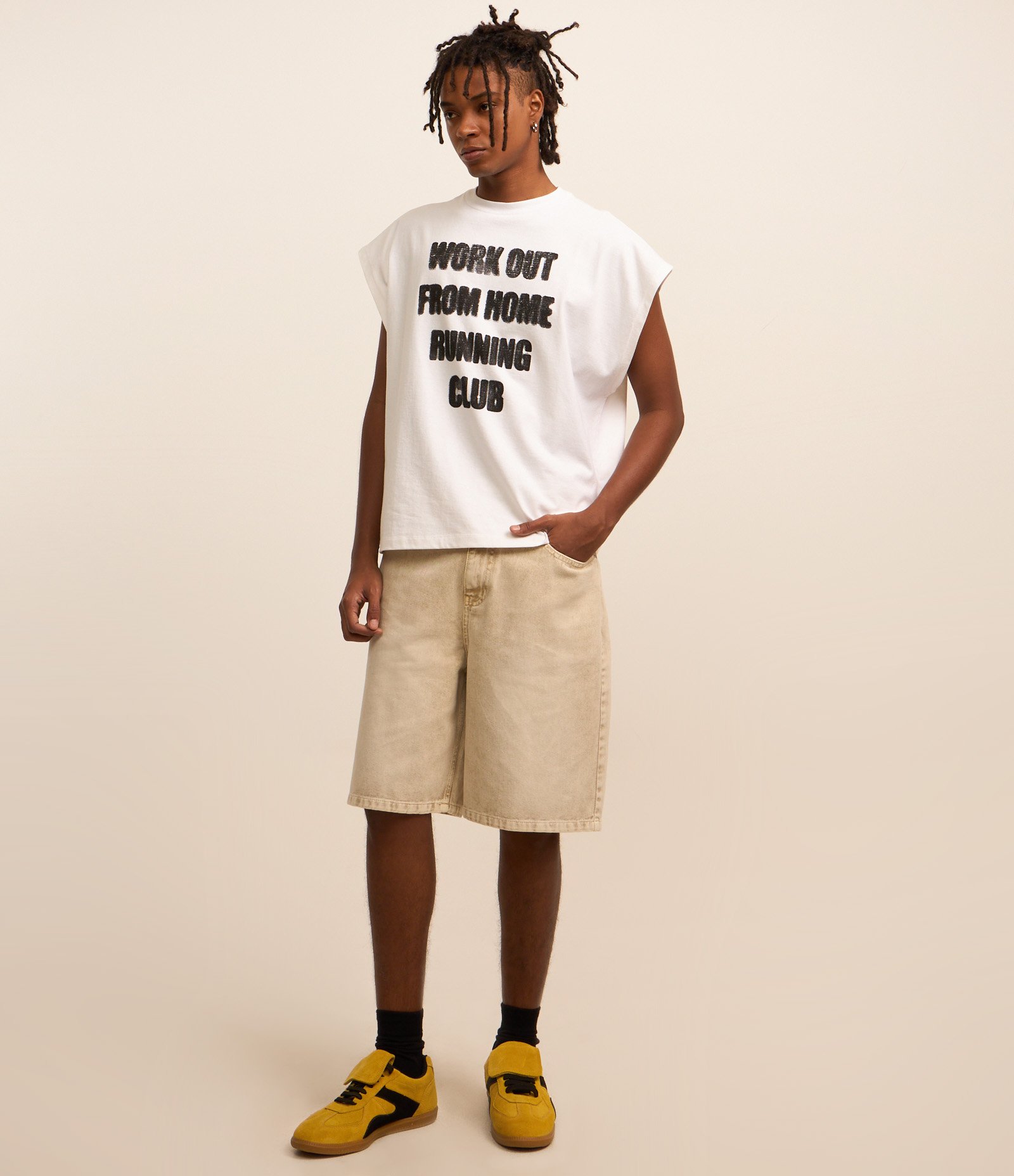 Regata Boxy Cropped em Malhão com Estampa Lettering Branco 2