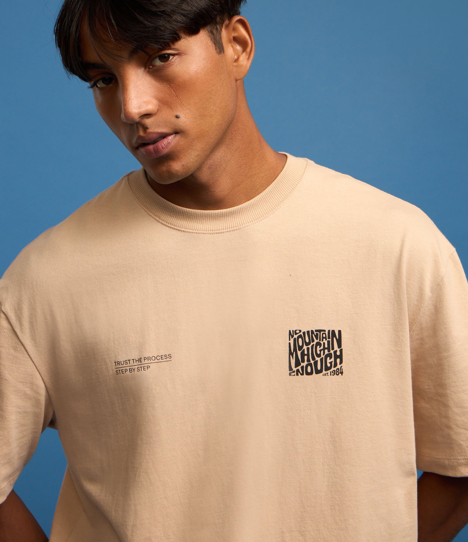 Camiseta Relaxed em Malhão com Estampa de Montanha Bege 4