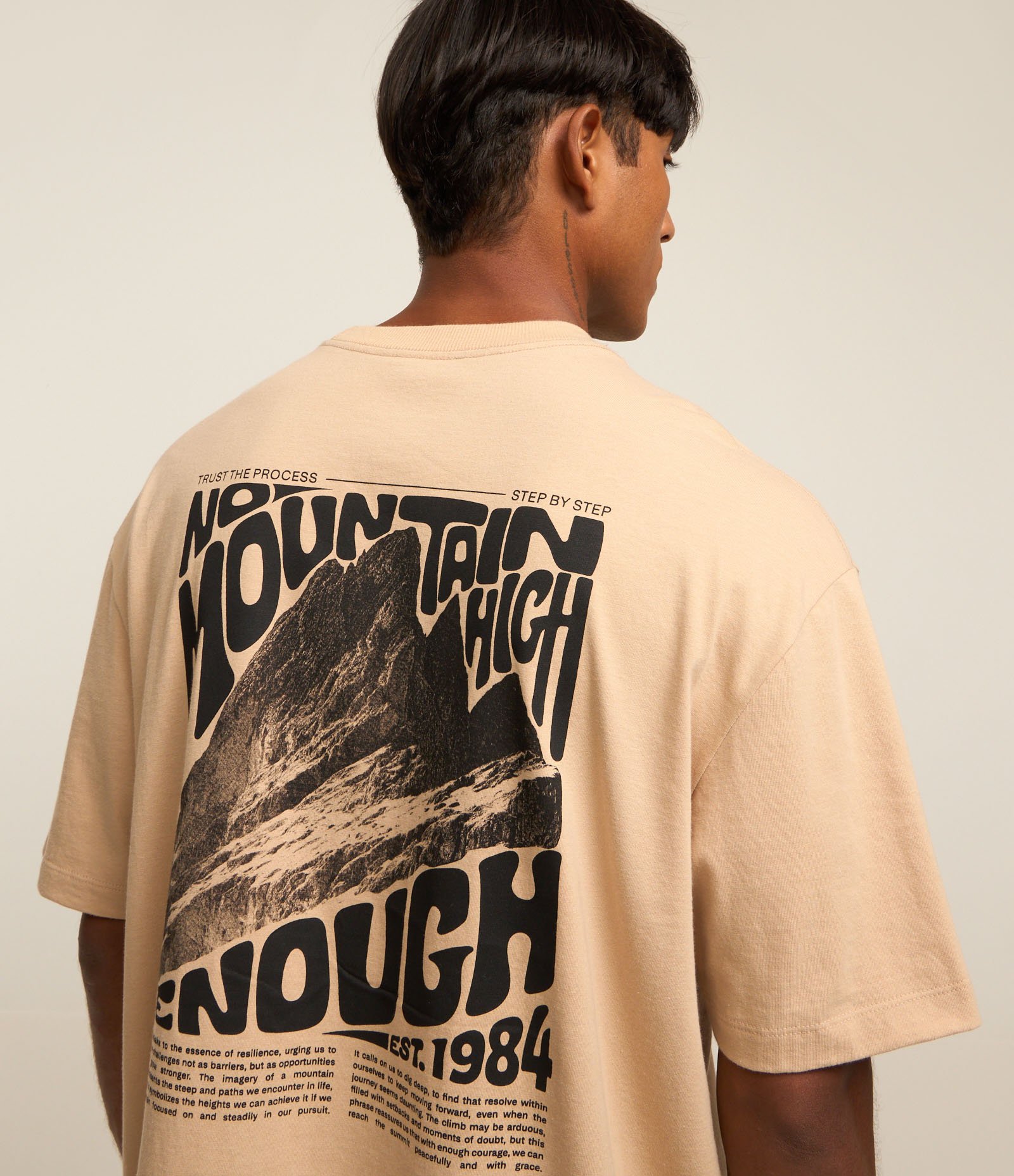 Camiseta Relaxed em Malhão com Estampa de Montanha Bege 1