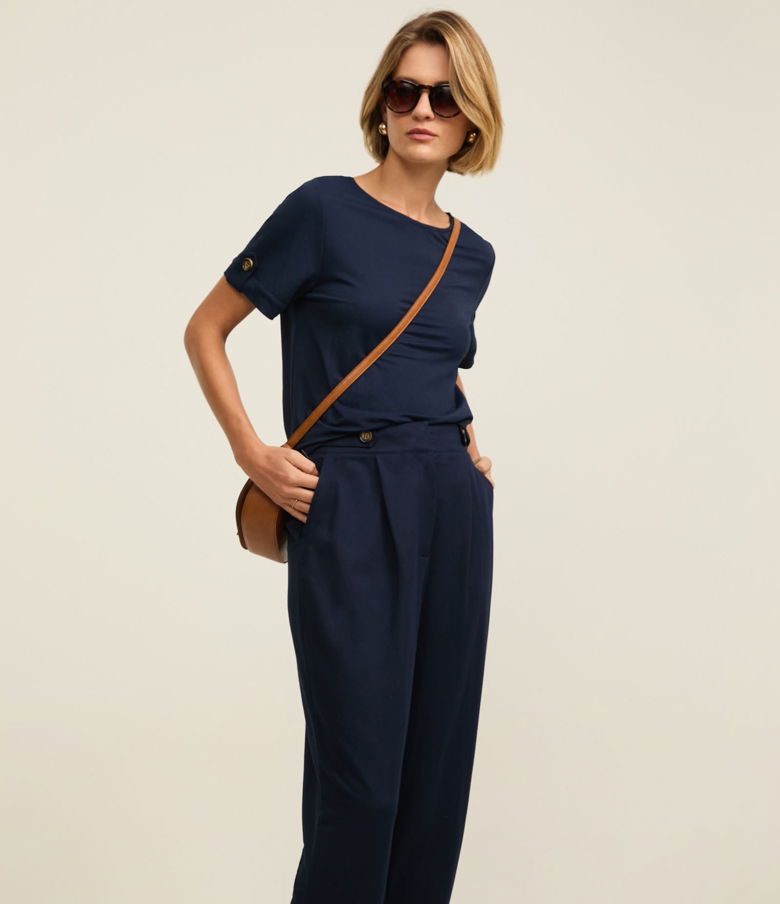 Calça Cenoura Cintura Alta em Piquet com Faixas e Pregas Azul escuro 2