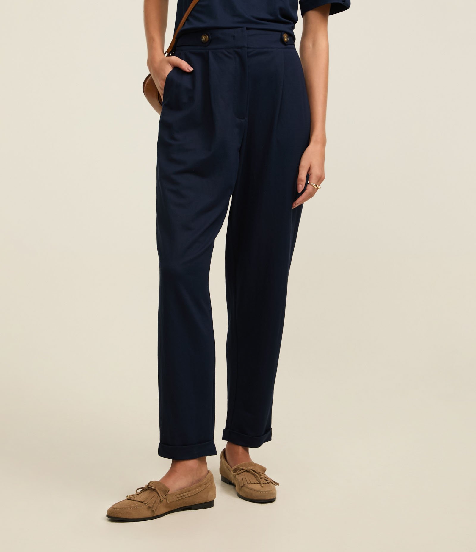 Calça Cenoura Cintura Alta em Piquet com Faixas e Pregas Azul escuro 3