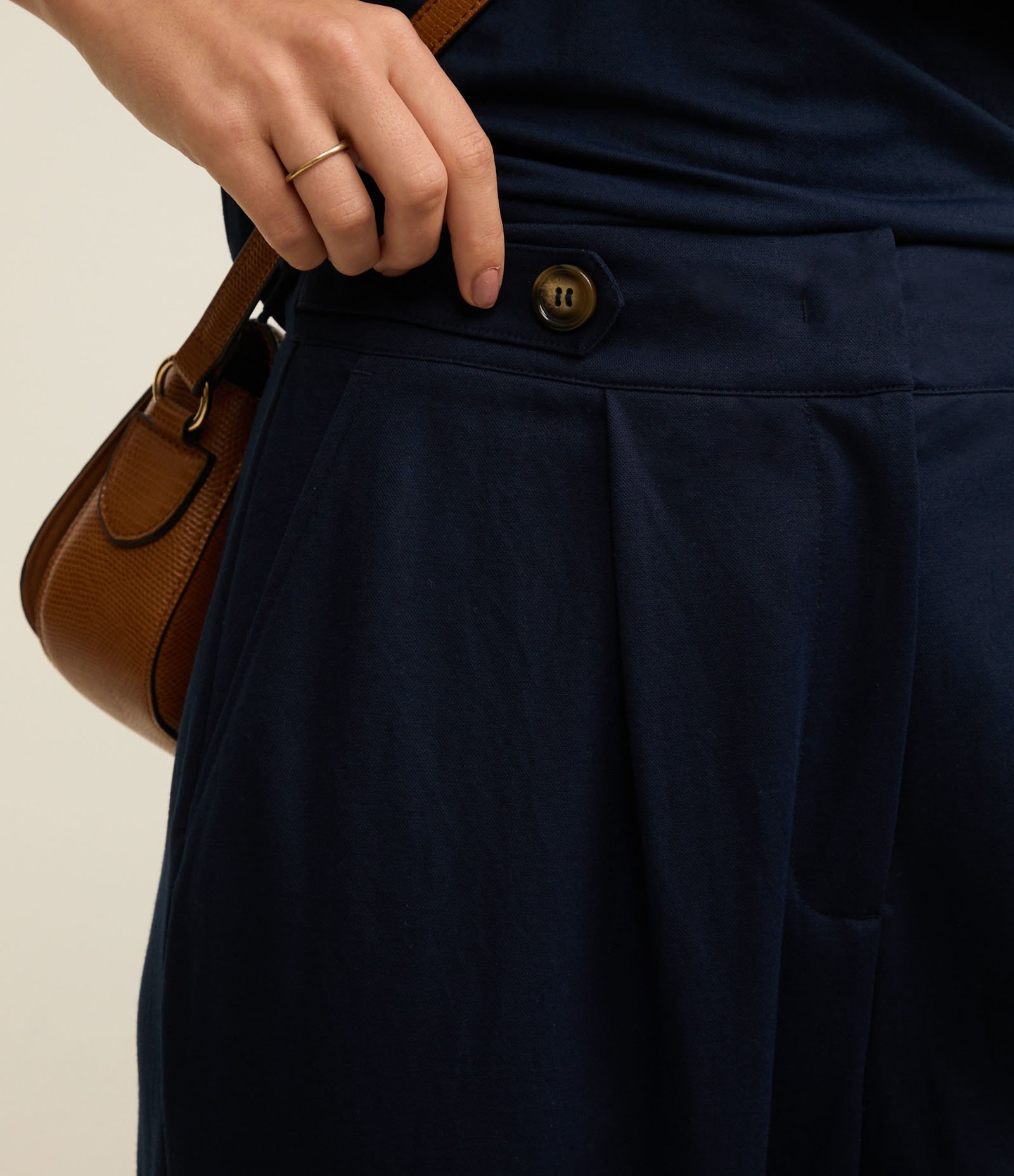 Calça Cenoura Cintura Alta em Piquet com Faixas e Pregas Azul escuro 4