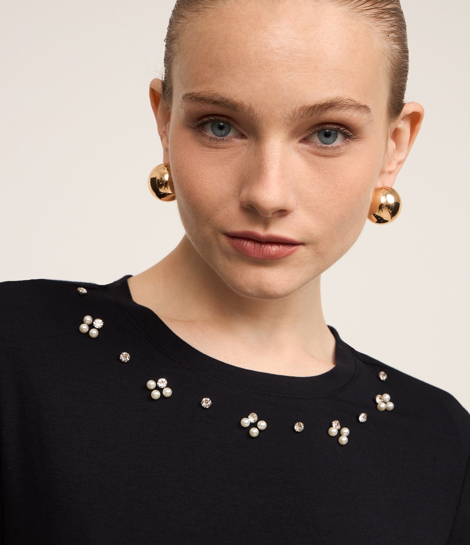 Blusa em Viscose com Strass e Pérolas Aplicados 3