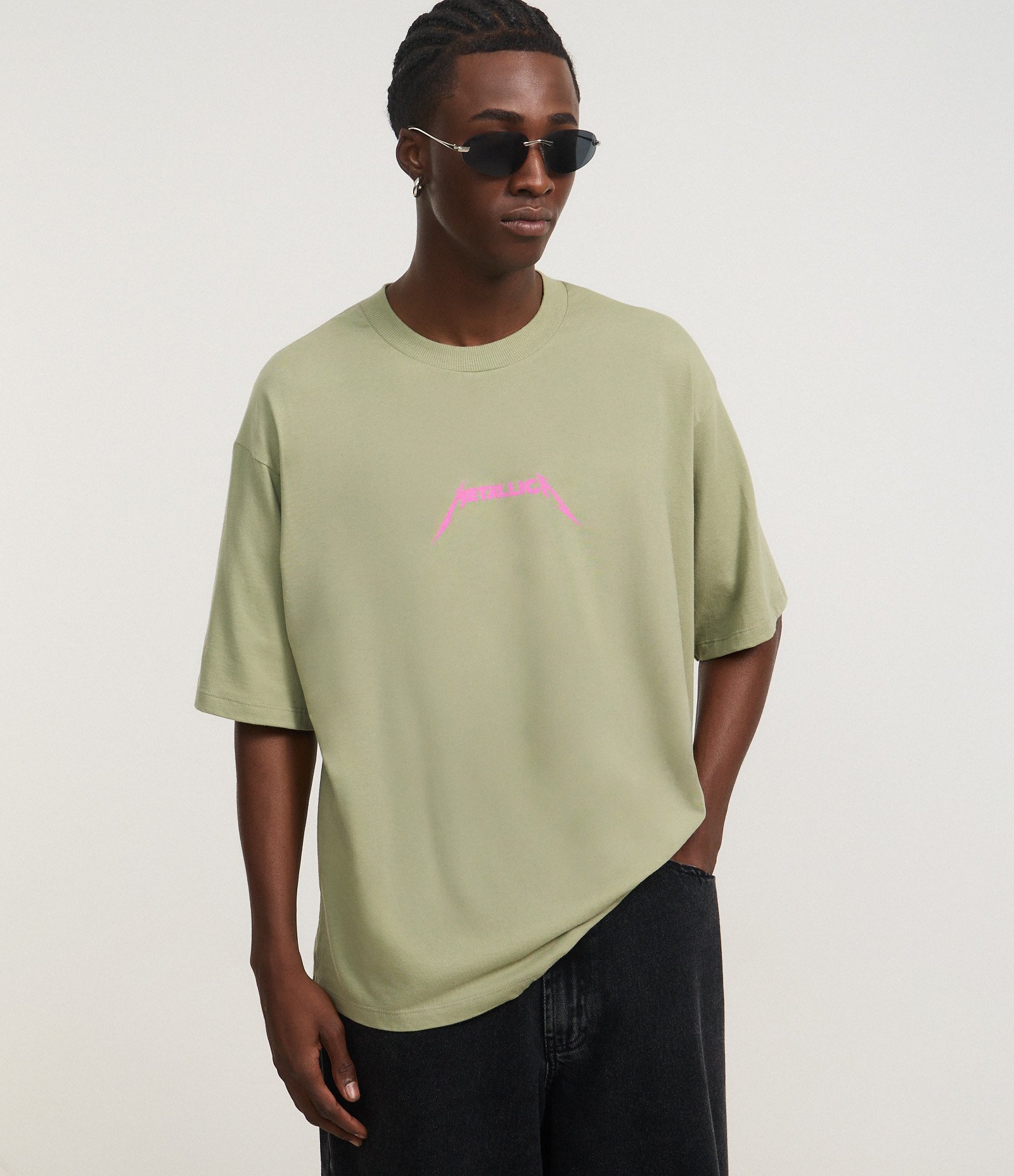 Camiseta Comfort em Algodão com Estampa de Caveira e Lettering Metallica Verde 2