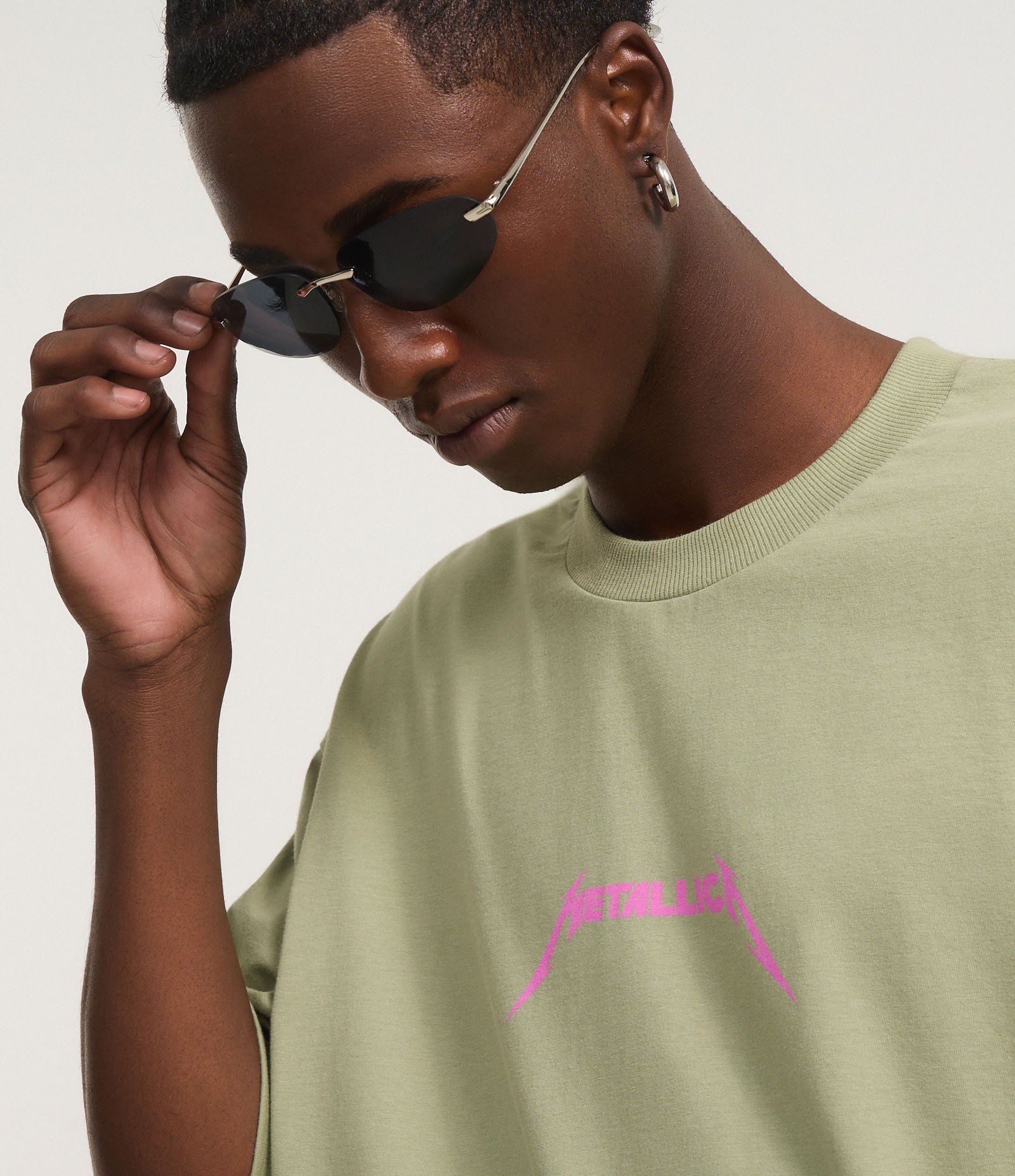 Camiseta Comfort em Algodão com Estampa de Caveira e Lettering Metallica Verde 4