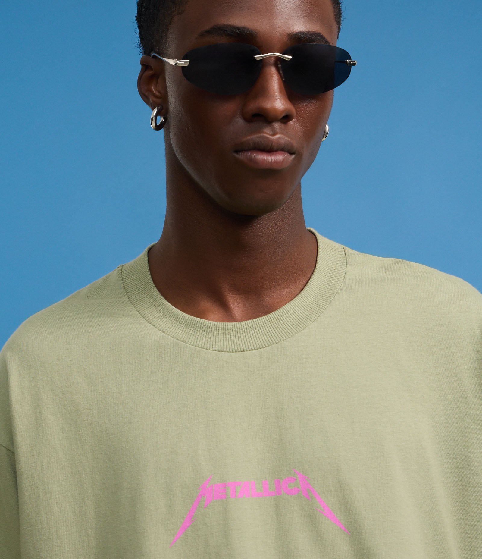 Camiseta Comfort em Algodão com Estampa de Caveira e Lettering Metallica Verde 6