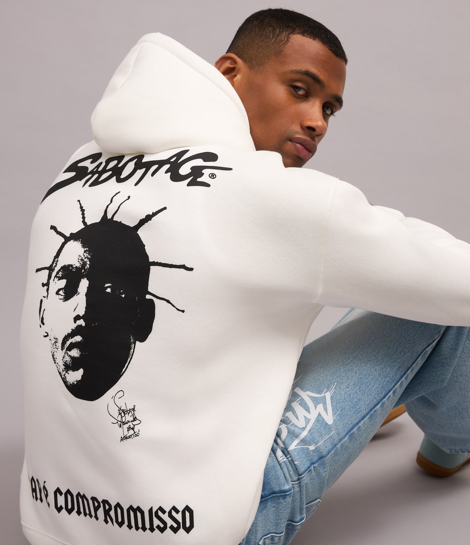 Blusão Relaxed com Estampa Sabotage em Fleece Branco 3