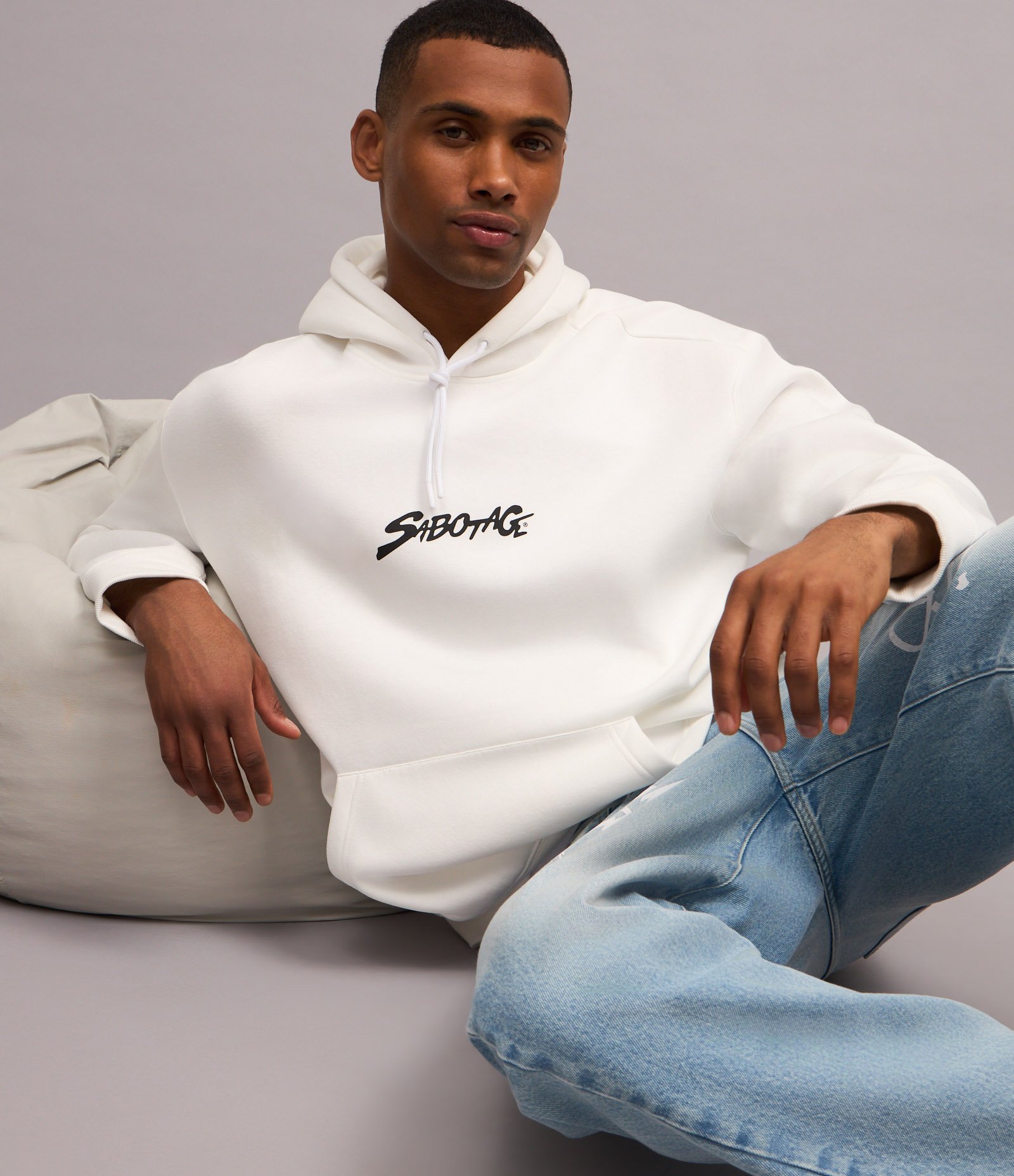 Blusão Relaxed com Estampa Sabotage em Fleece Branco 6