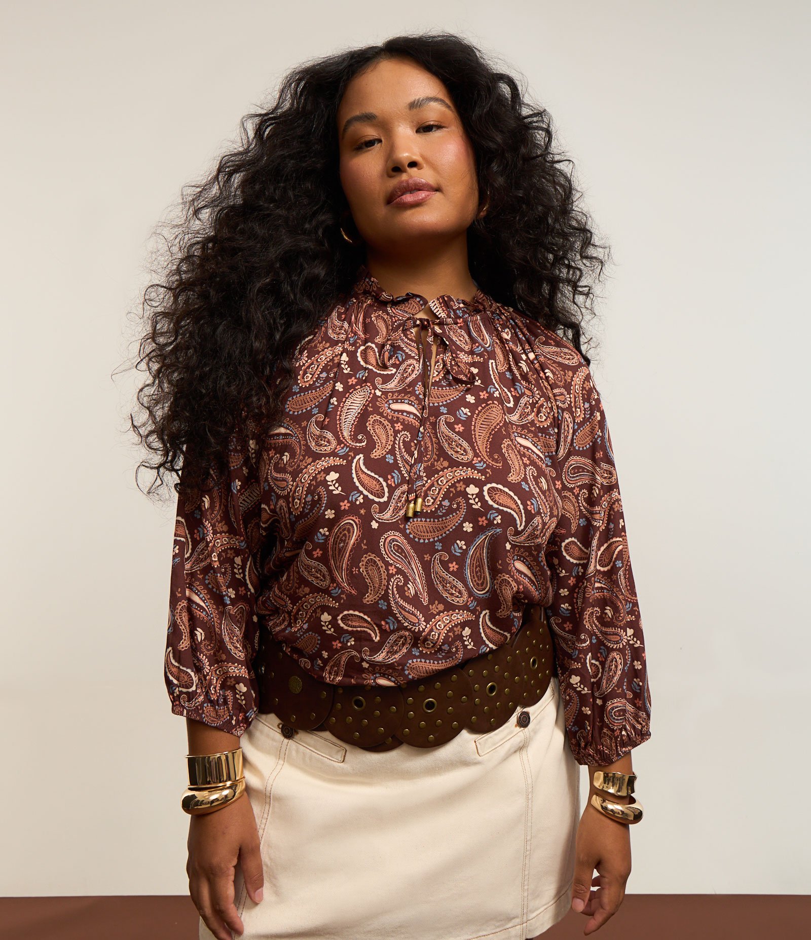 Blusa em Chalis Paisley com Frufru na Gola Curve & Plus Size Marrom 1