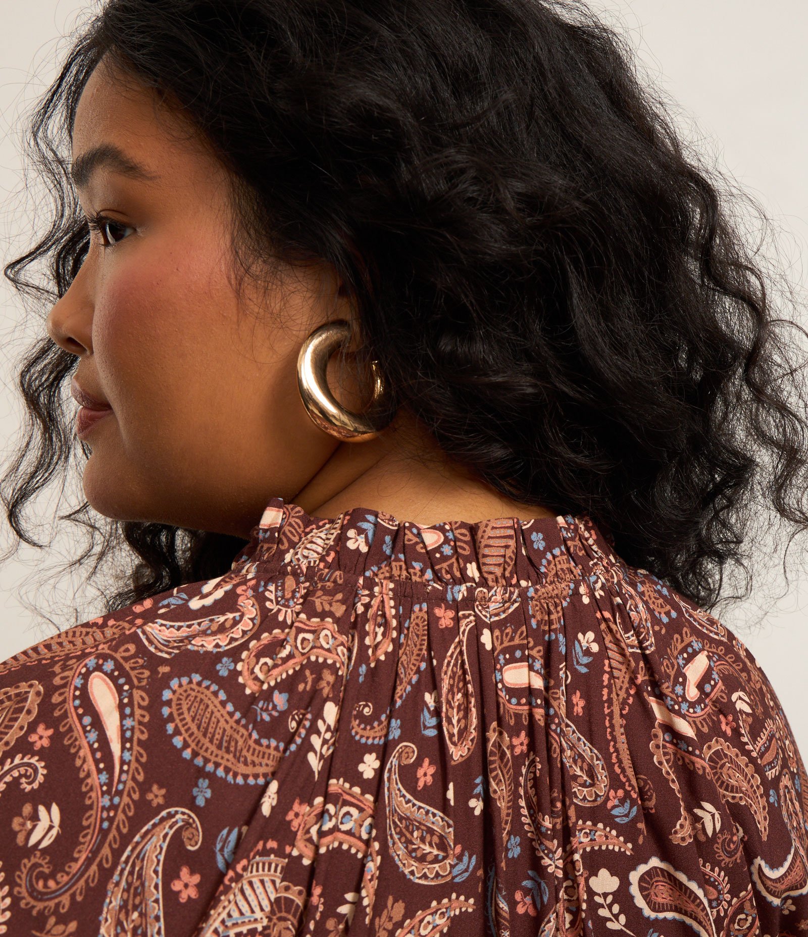 Blusa em Chalis Paisley com Frufru na Gola Curve & Plus Size Marrom 3