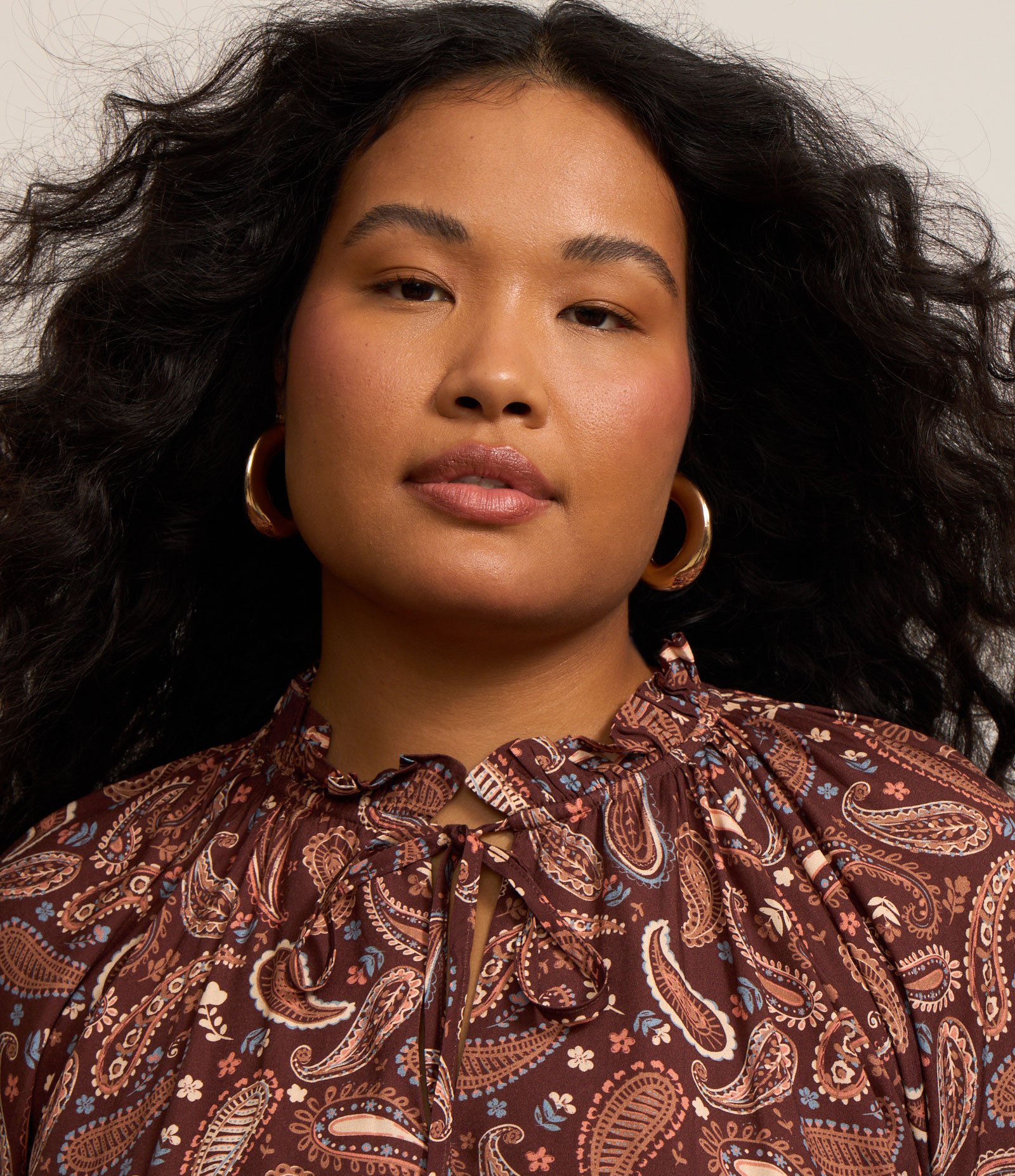 Blusa em Chalis Paisley com Frufru na Gola Curve & Plus Size Marrom 4