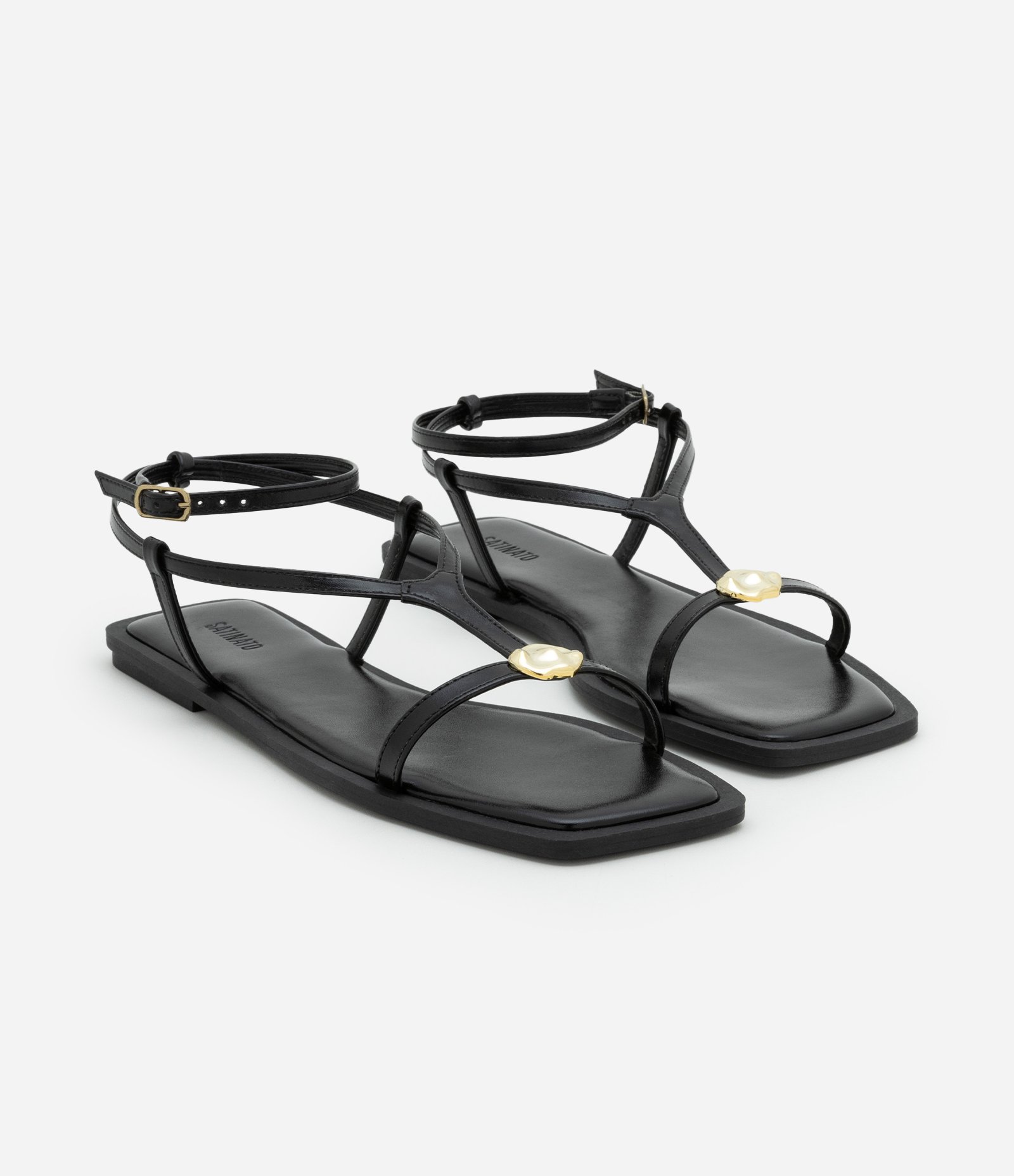 Sandália Rasteira com Tiras Finas e Detalhe em Metal com Efeito Amassado Preto 2