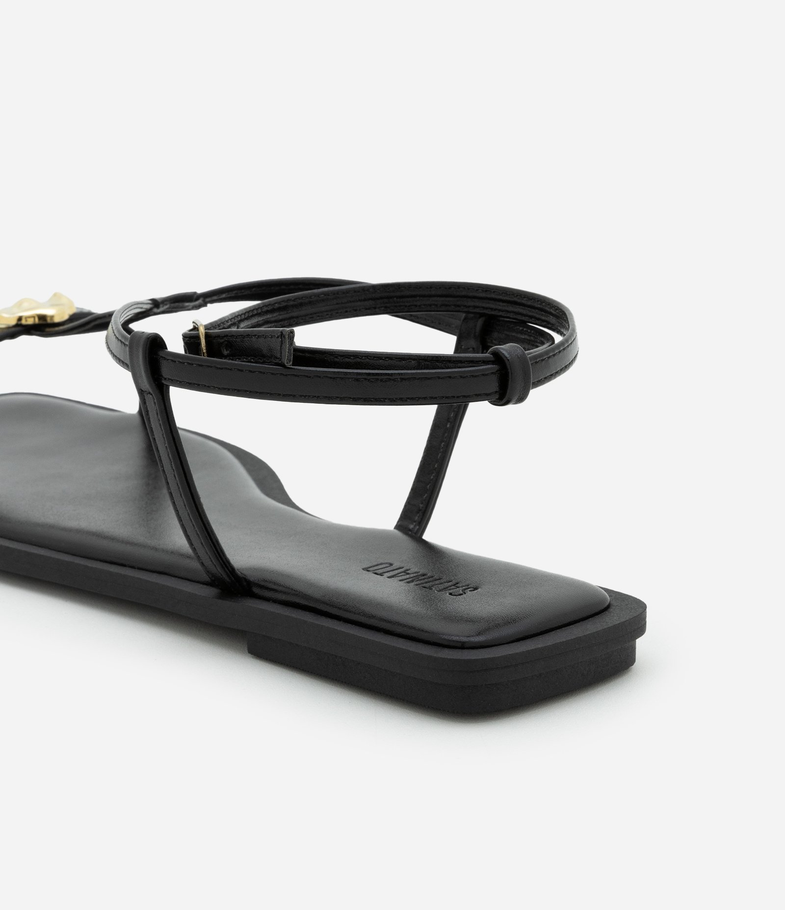 Sandália Rasteira com Tiras Finas e Detalhe em Metal com Efeito Amassado Preto 3