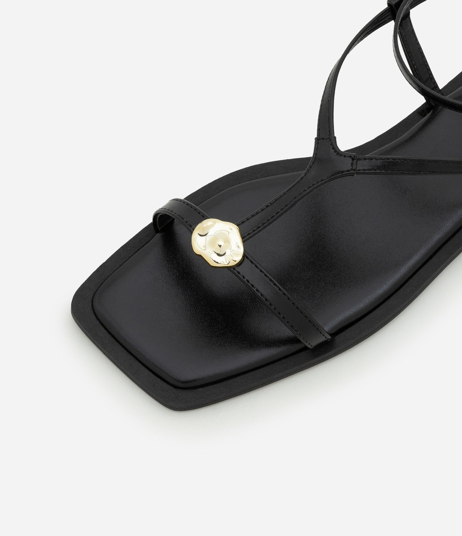 Sandália Rasteira com Tiras Finas e Detalhe em Metal com Efeito Amassado Preto 5