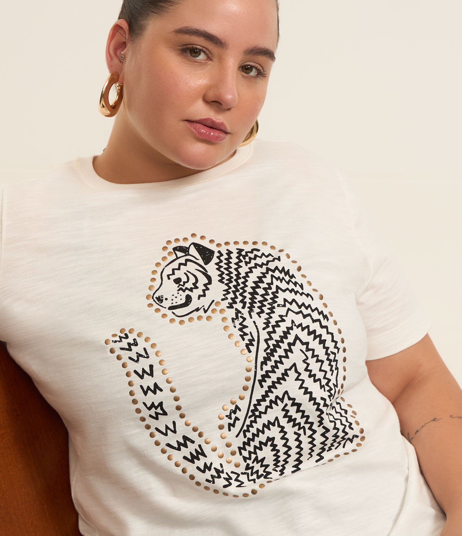 Blusa Estampada de Tigre com Tachinhas Curve & Plus Size Branco 2