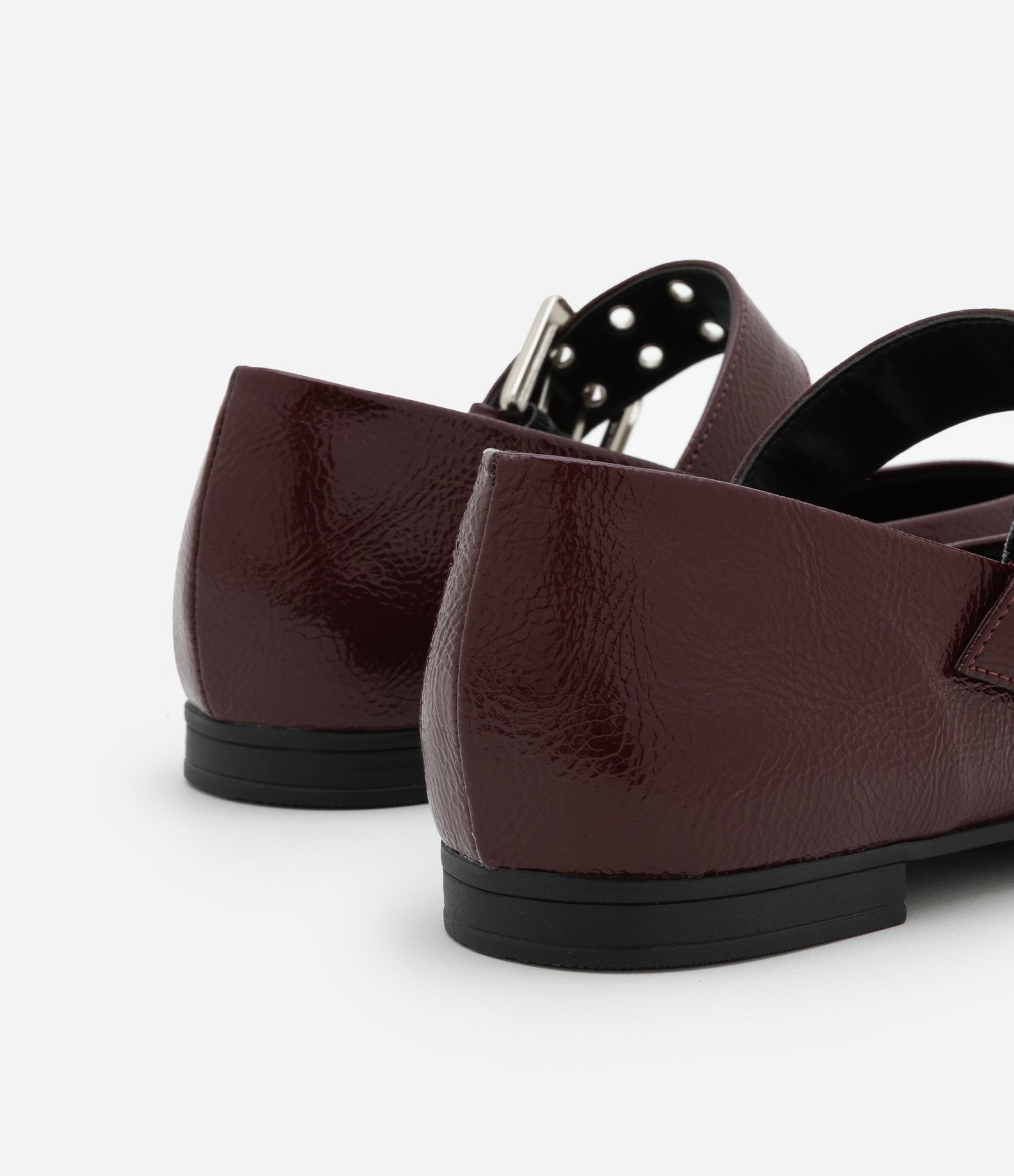 Sapatilha em Verniz com Efeito Molhado e Fivela com Ilhós Vinho 3