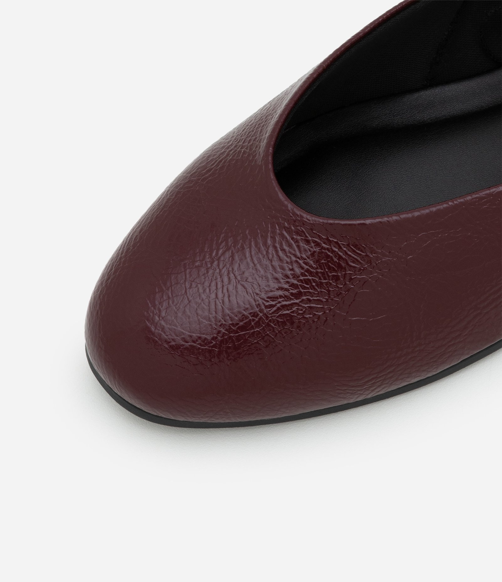 Sapatilha em Verniz com Efeito Molhado e Fivela com Ilhós Vinho 4