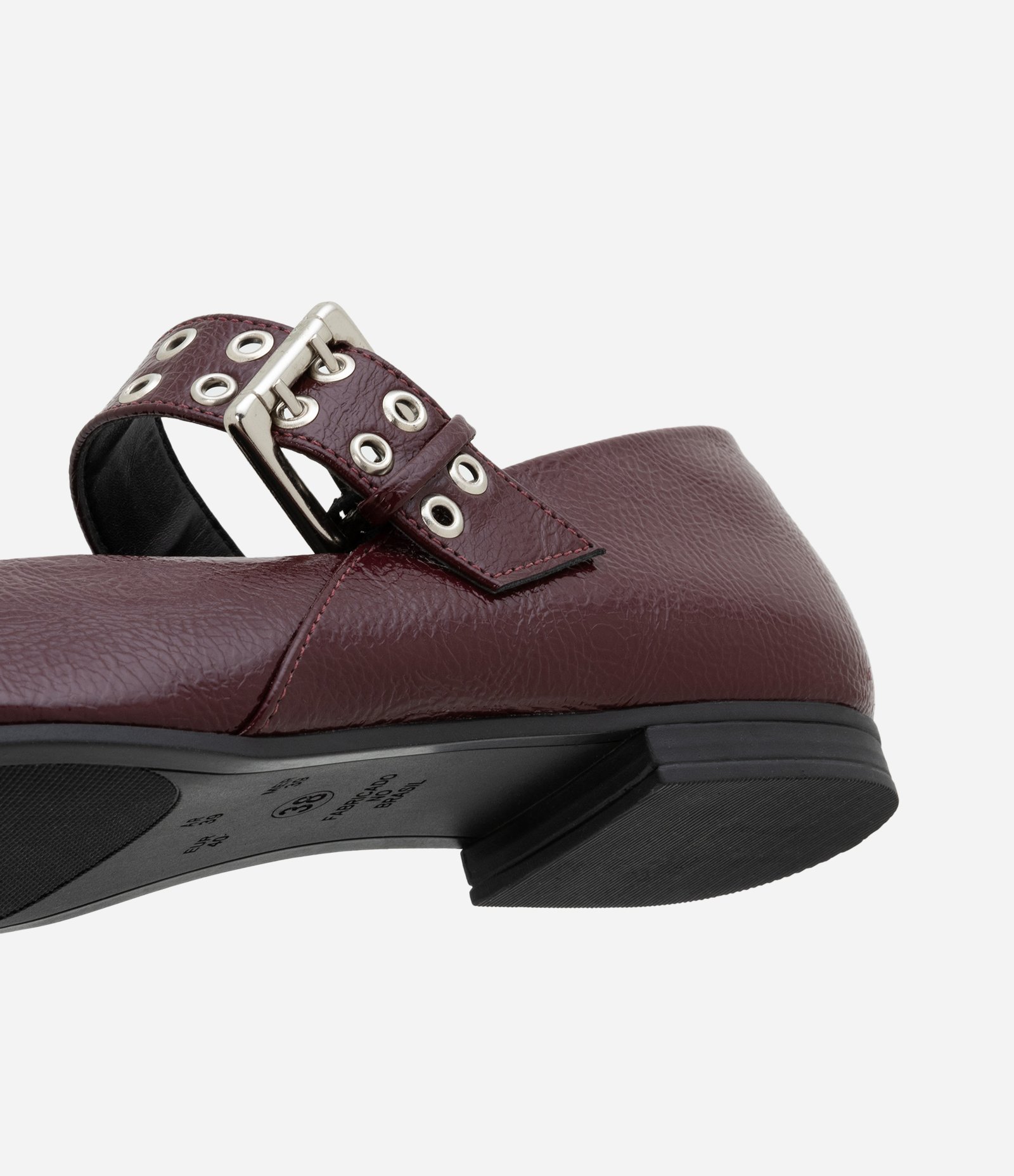 Sapatilha em Verniz com Efeito Molhado e Fivela com Ilhós Vinho 5